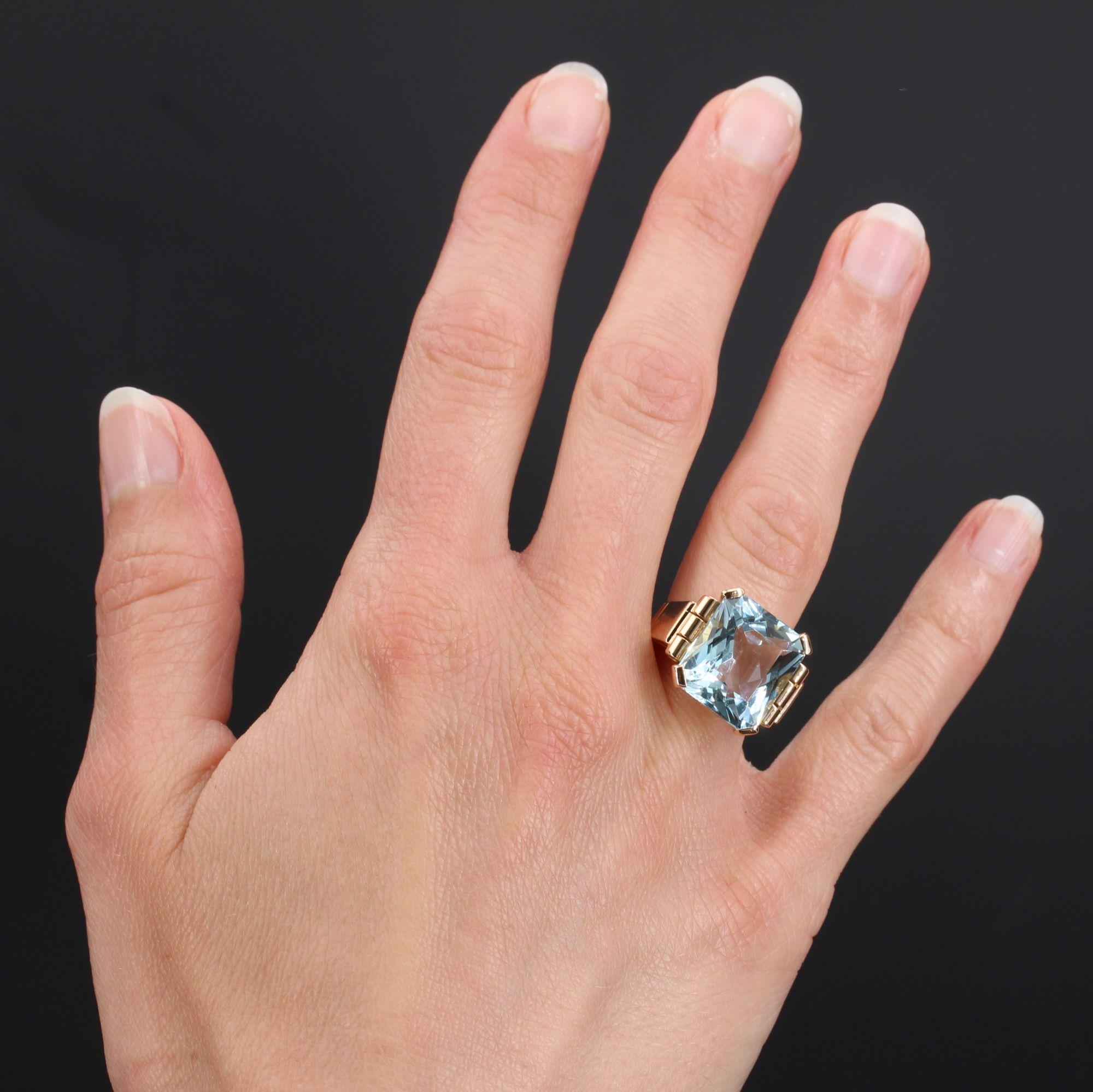 Ring in 18 karat yellow gold.
Splendid ring, it is decorated with four flat claws of an aquamarine degrees- cut. On both sides a scroll gives the departure of the ring. The basket is openwork with geometric patterns.
Aquamarine total weight : 10,50