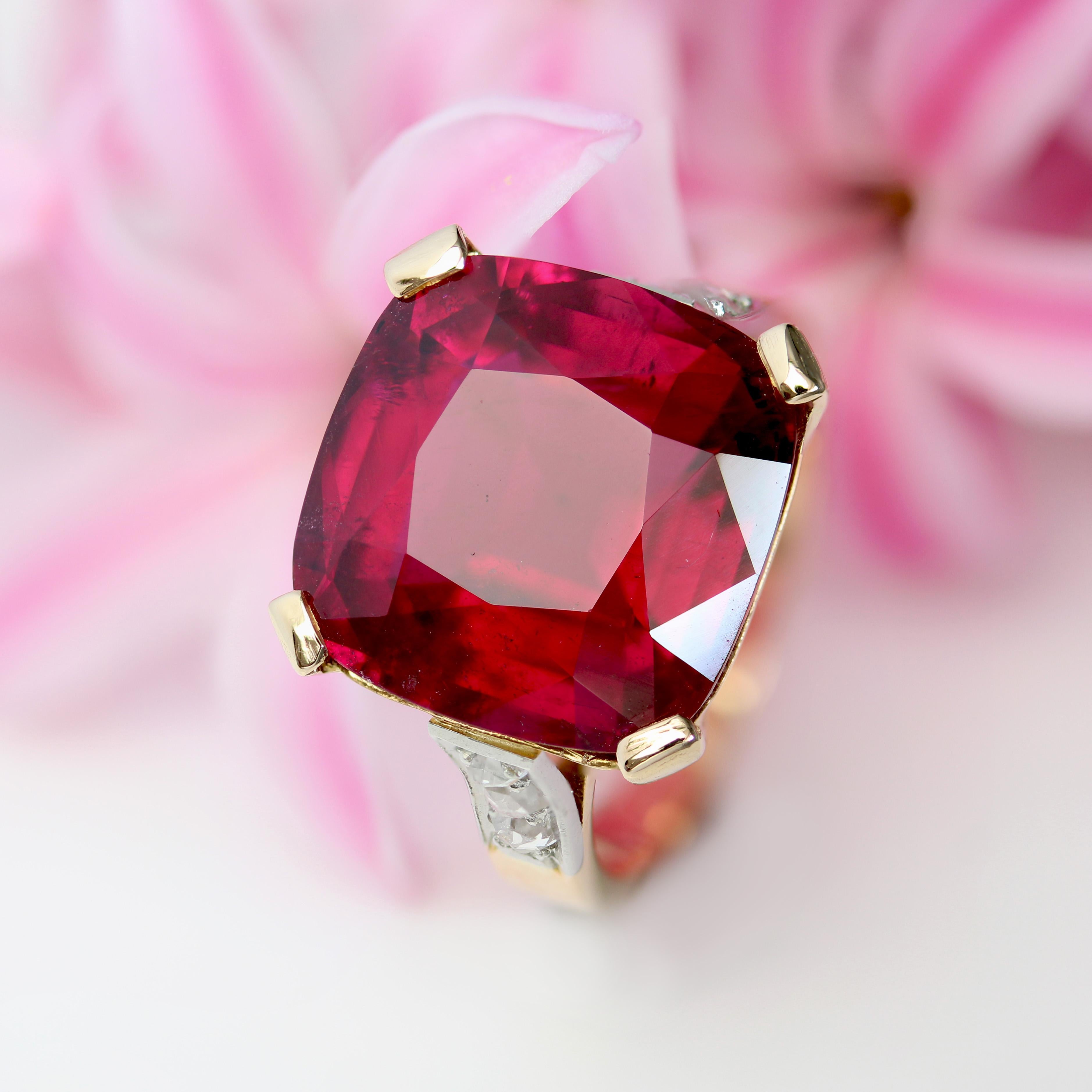 1930s Art Deco 11.70 Carats Cushion Tourmaline Diamonds 18 Karat Rose Gold Ring For Sale 6