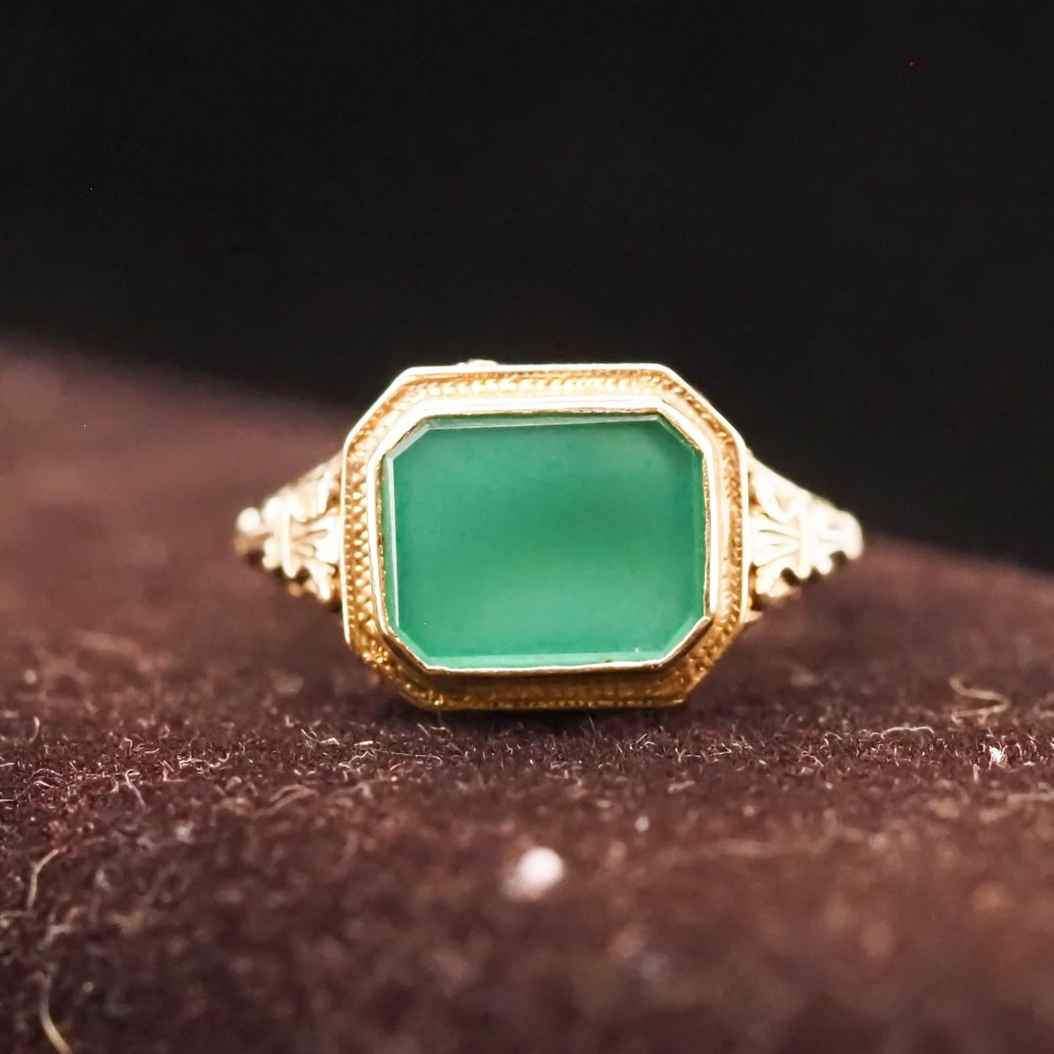 1930s Art Deco 14 Karat Yellow Gold Green Chalcedony Filigree Ring In Good Condition For Sale In Atlanta, GA