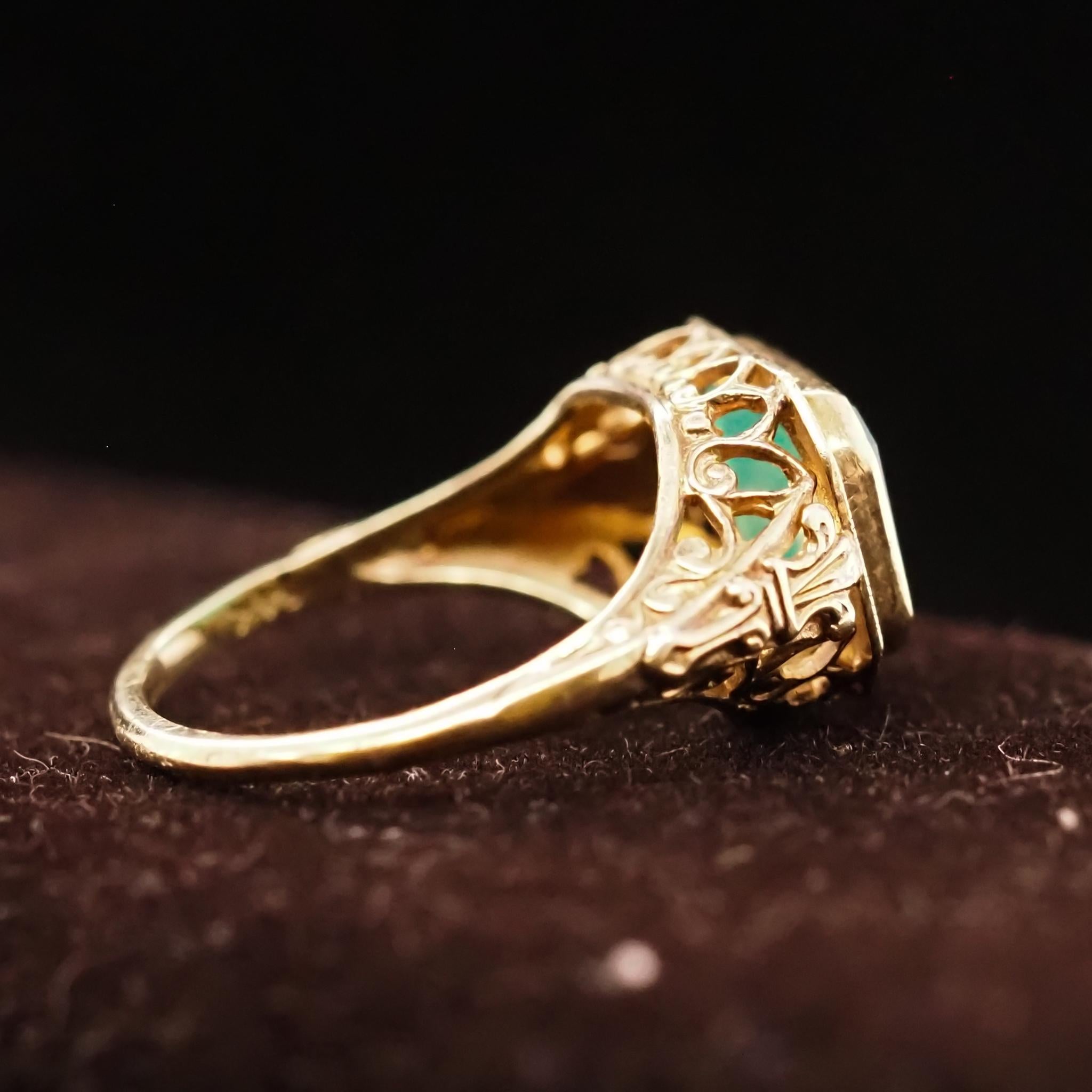 1930s Art Deco 14 Karat Yellow Gold Green Chalcedony Filigree Ring For Sale 1