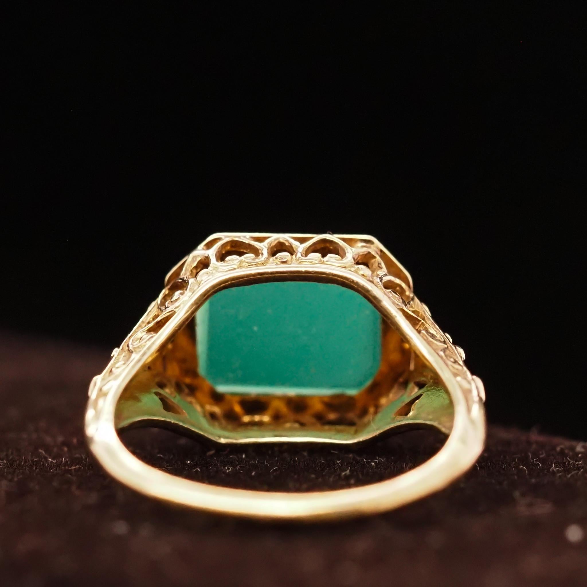 1930s Art Deco 14 Karat Yellow Gold Green Chalcedony Filigree Ring For Sale 2