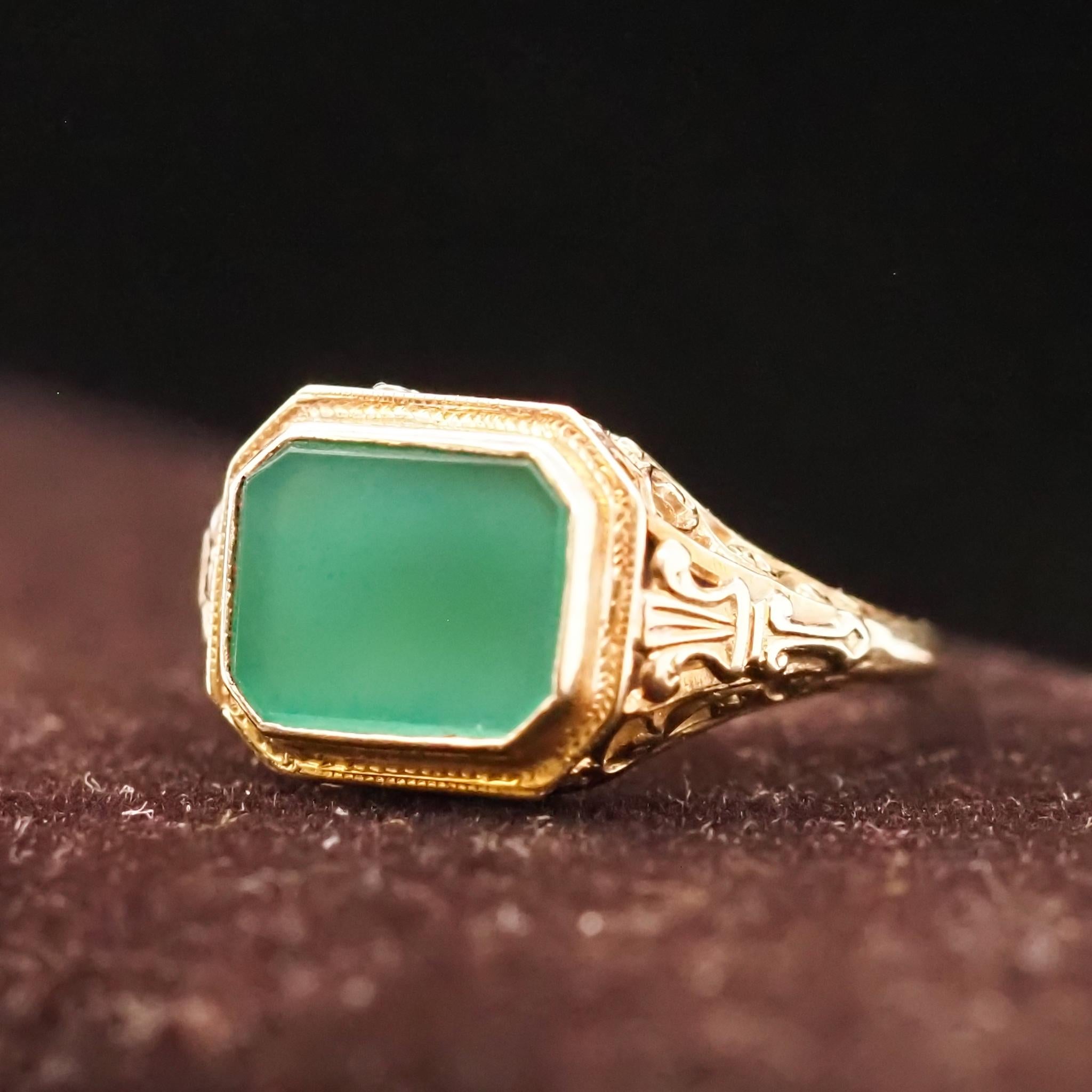 1930s Art Deco 14 Karat Yellow Gold Green Chalcedony Filigree Ring For Sale 4