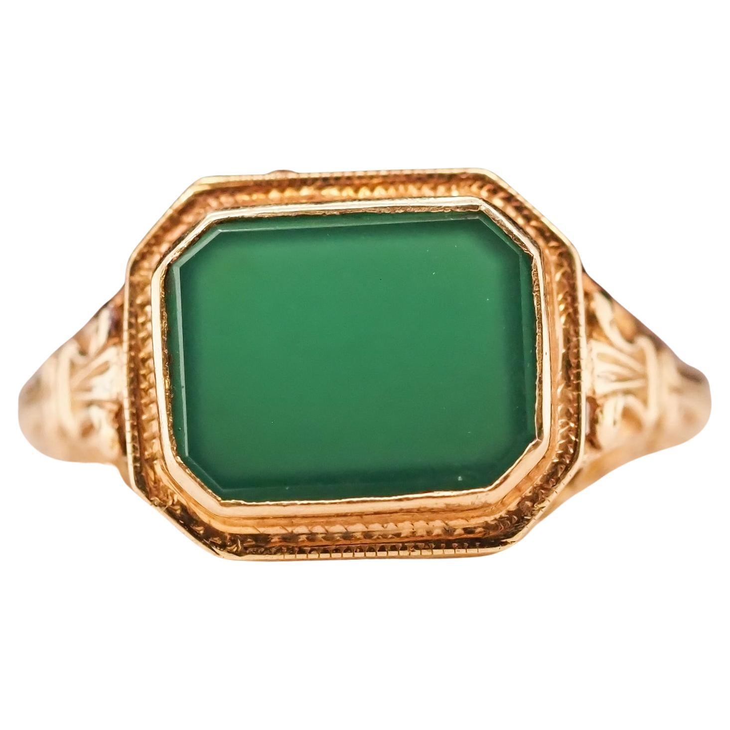 1930s Art Deco 14 Karat Yellow Gold Green Chalcedony Filigree Ring For Sale