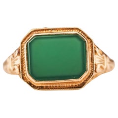 1930s Art Deco 14 Karat Yellow Gold Green Chalcedony Filigree Ring