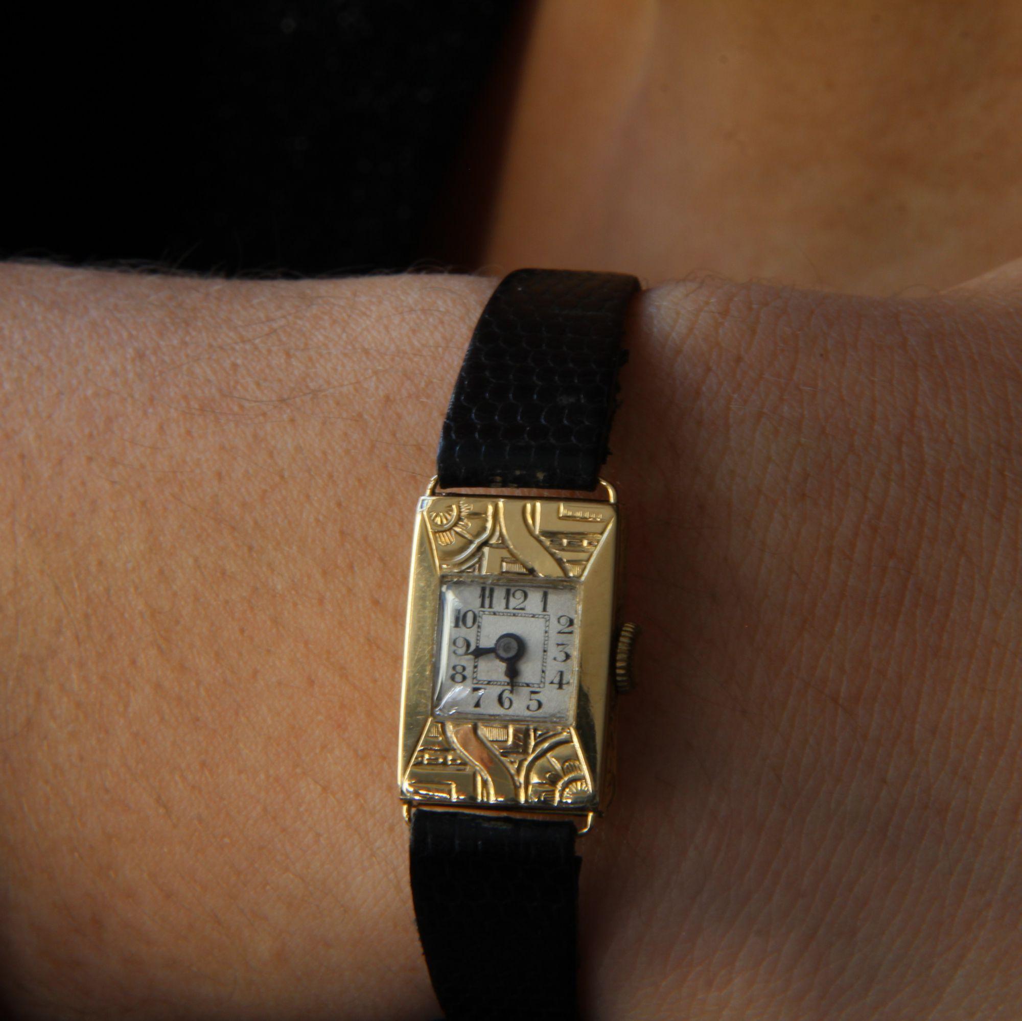 Lady's watch in 18 karat yellow gold, owl hallmark.
Charming jewel watch, it has a rectangular dial engraved with art deco pattern : flowers, geometric designs and curves, the back is smooth and has a number: 71818, the edges are also chased. The