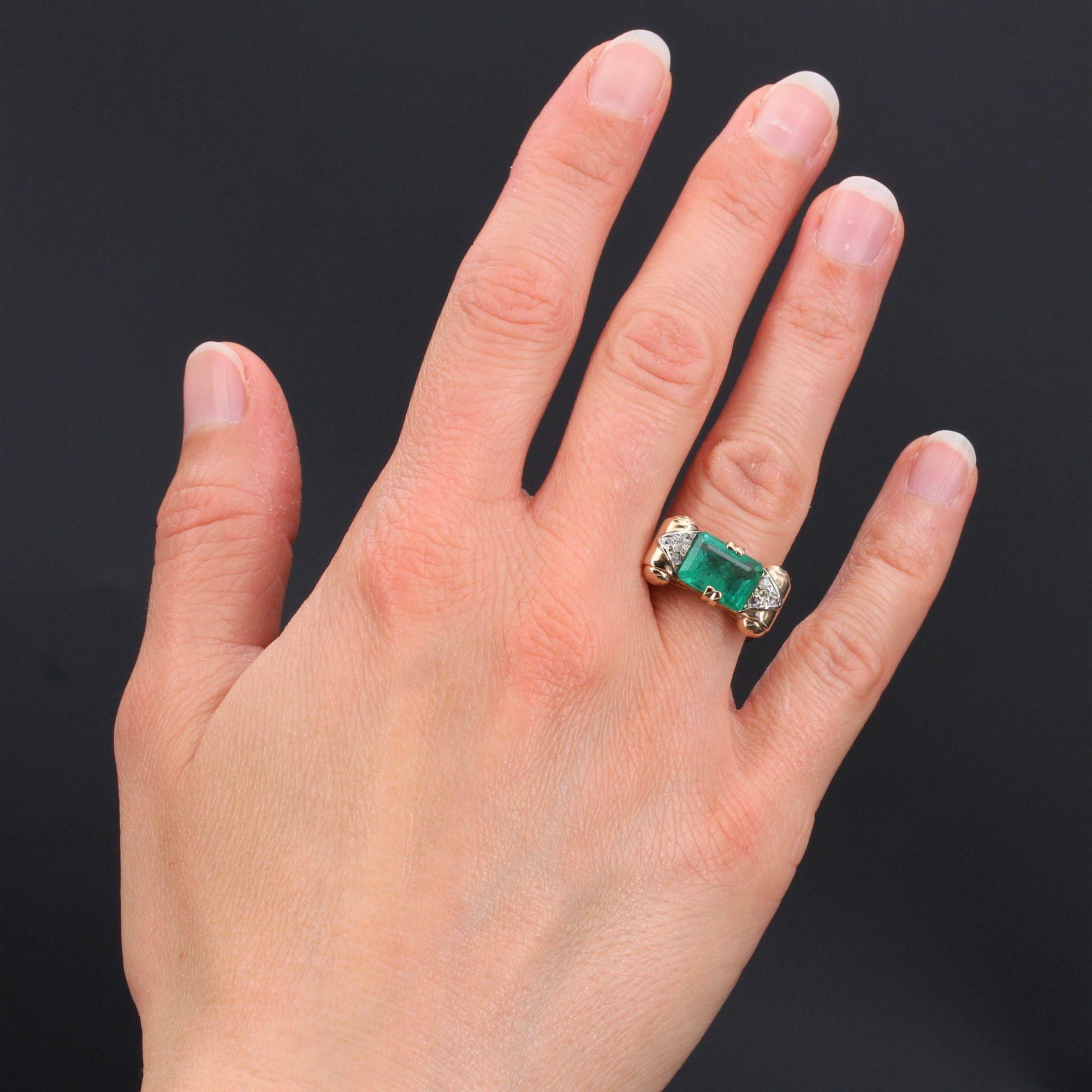 Ring in 18 karat rose gold.
The top of this sublime art deco ring has a step-cut emerald set on both sides with double claws. Two arrowheads, set on scrolls, are adorned with rose-cut diamonds and give the start of the ring which, on the upper part,
