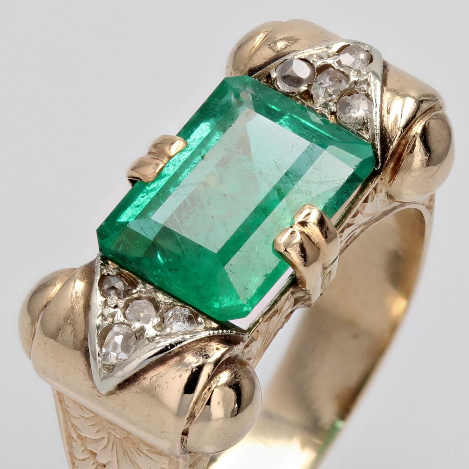 1930s Art Deco 3 Carat Emerald Diamonds 18 Karat Rose Gold Ring In Good Condition For Sale In Poitiers, FR