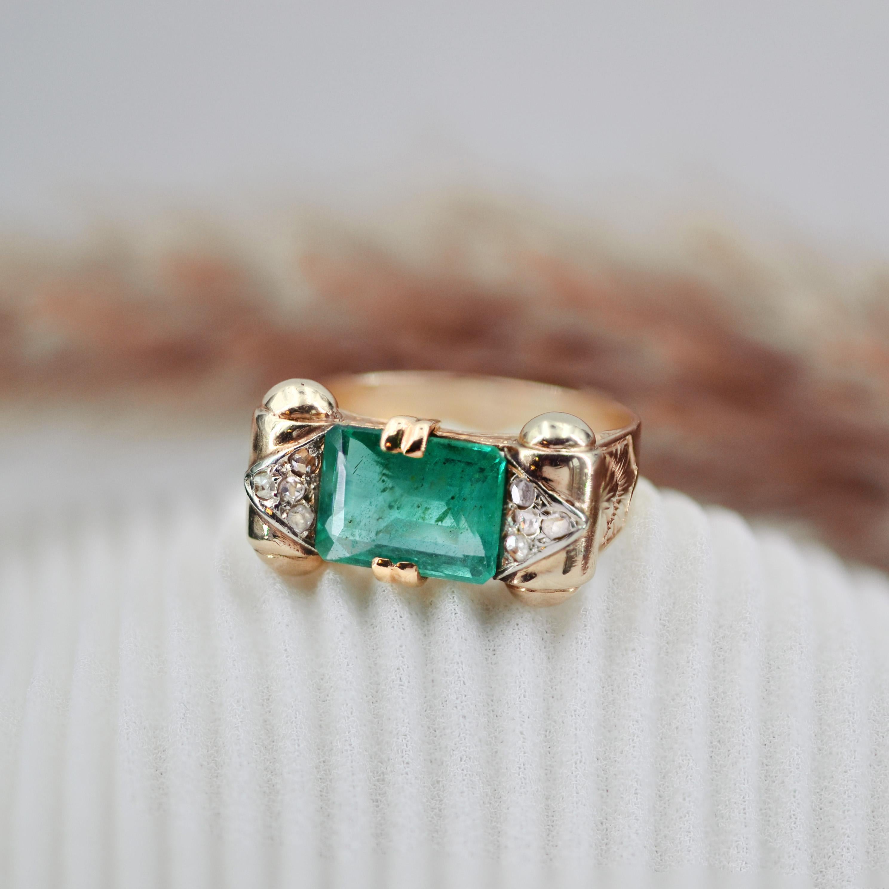 1930s Art Deco 3 Carat Emerald Diamonds 18 Karat Rose Gold Ring For Sale 1