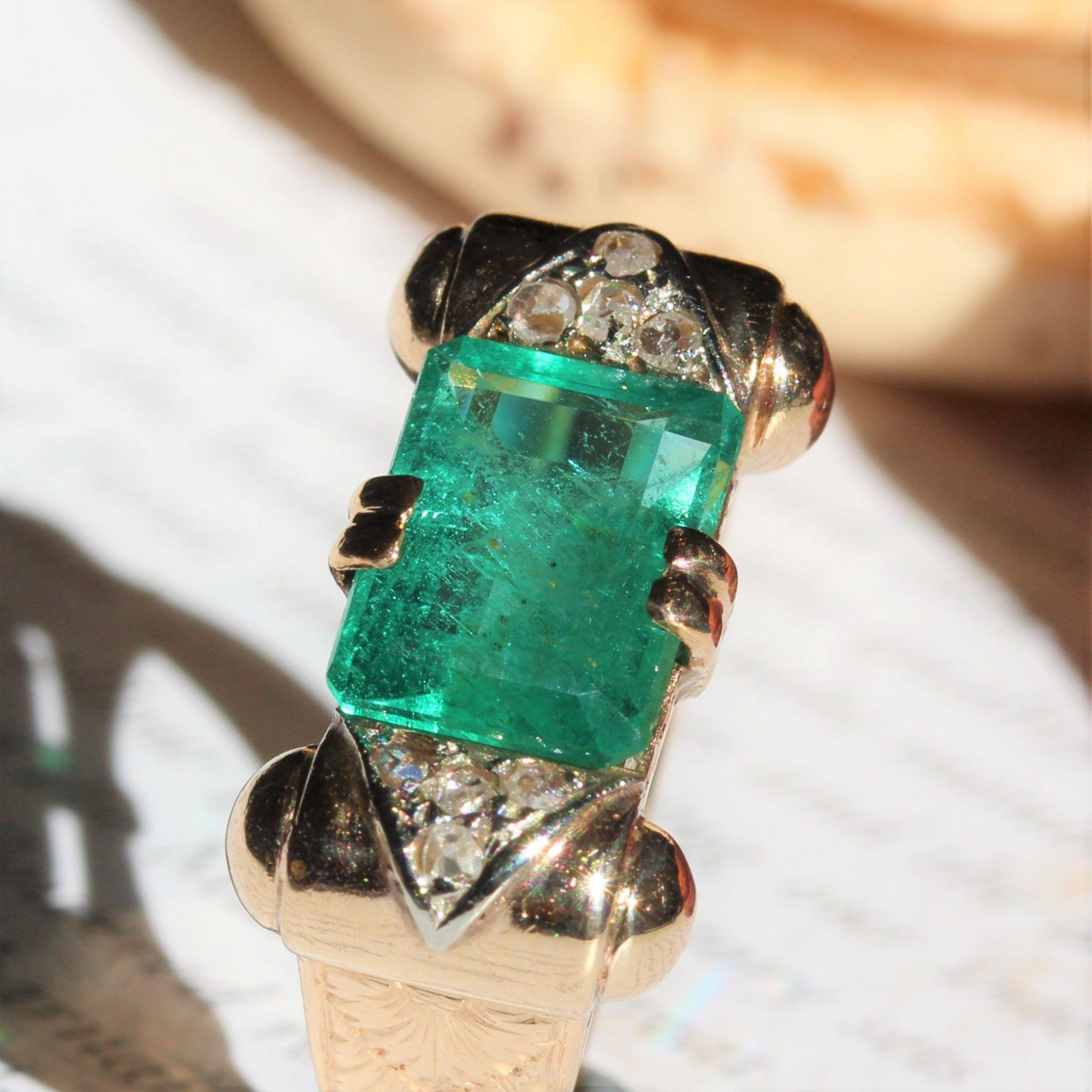 1930s Art Deco 3 Carat Emerald Diamonds 18 Karat Rose Gold Ring For Sale 4