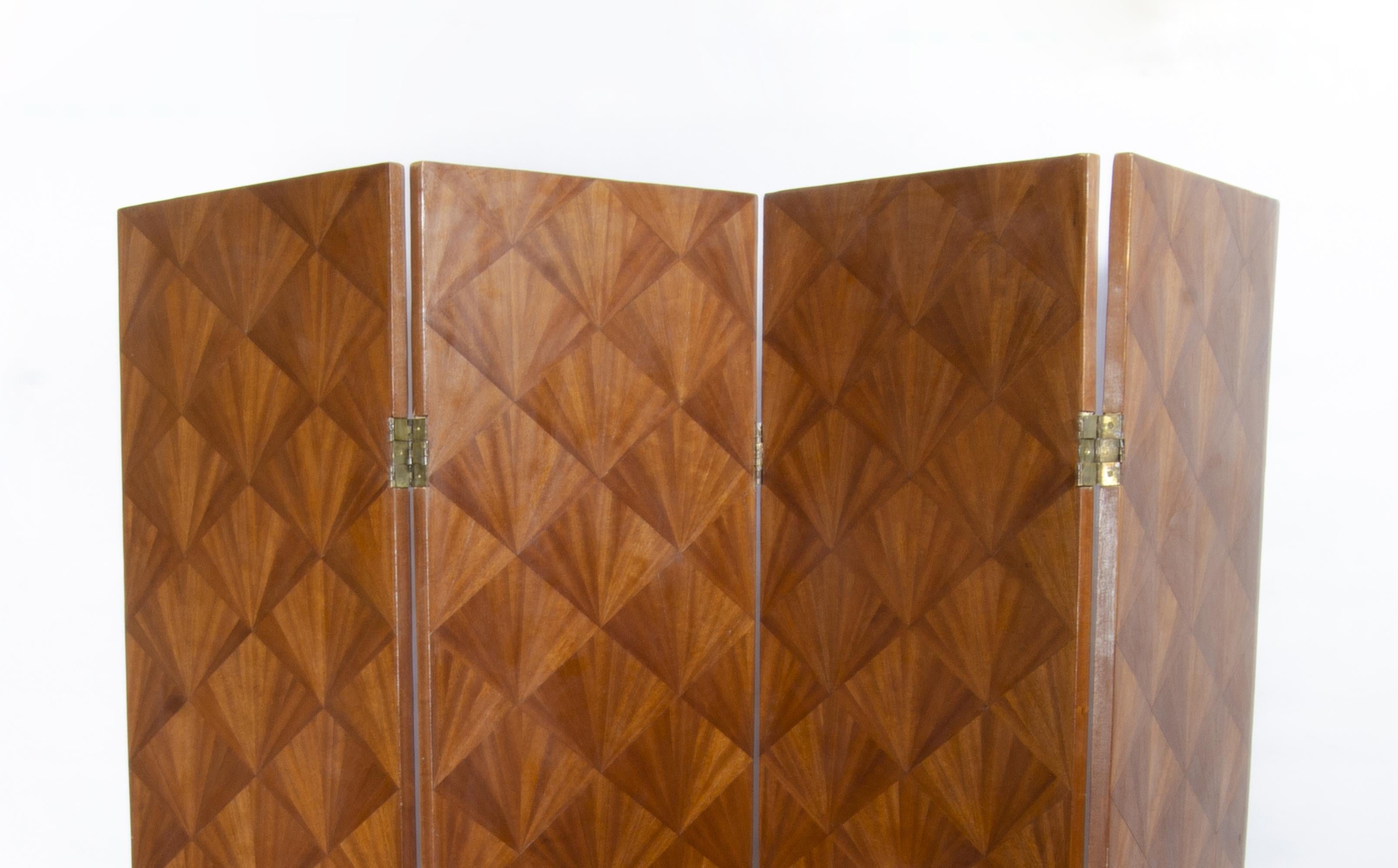Milieu du XXe siècle Paravent Art Déco à 4 panneaux en marqueterie de paille des années 1930 par Comte S.A., Argentina en vente