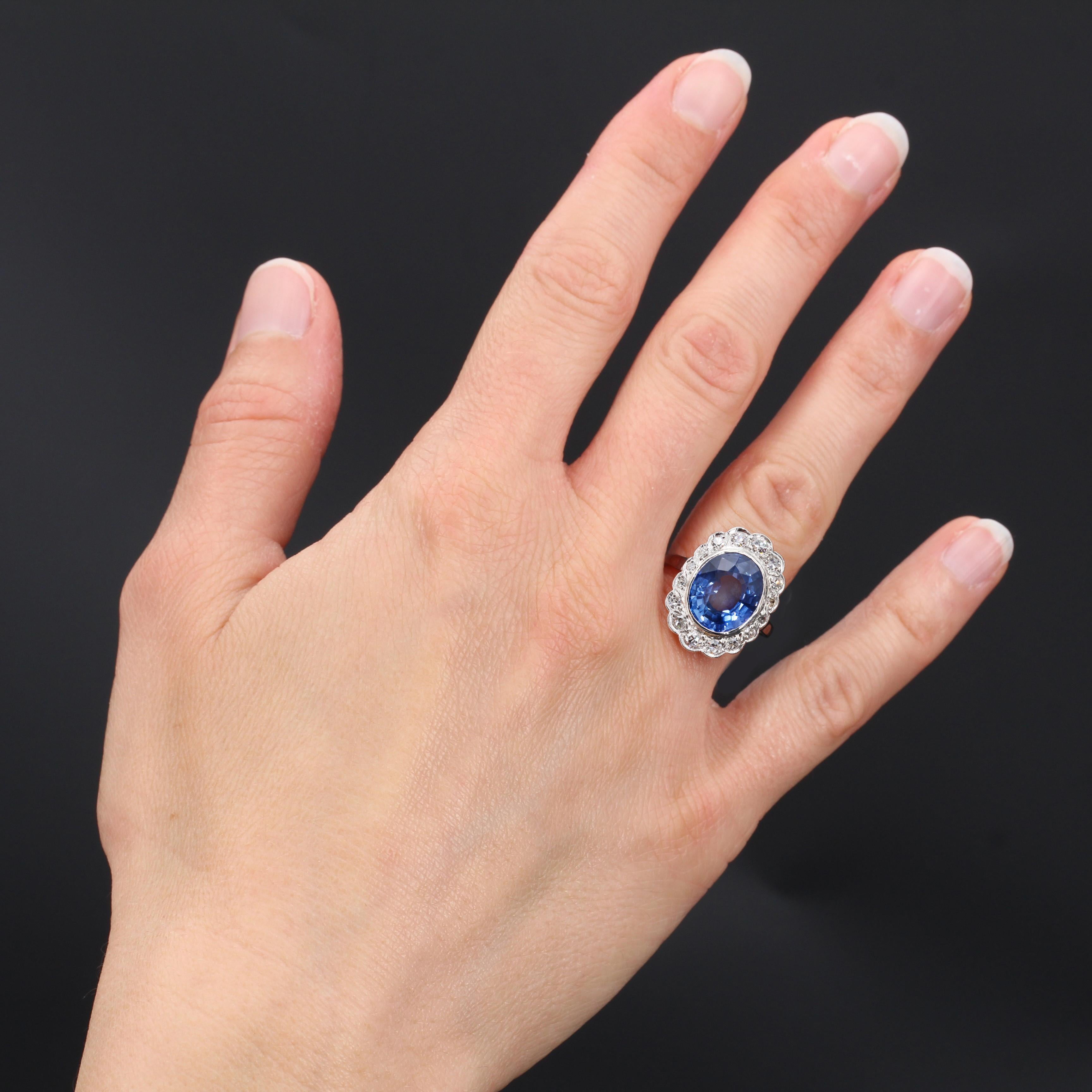 Ring in platinum, mascaron hallmark, and 18 karat white gold, owl hallmark.
Of oval shape, a light blue sapphire decorates the top surrounded by 8/8 cut and antique brilliant- cut diamonds.The basket is openwork.
Weight of the sapphire : 5,80 carats