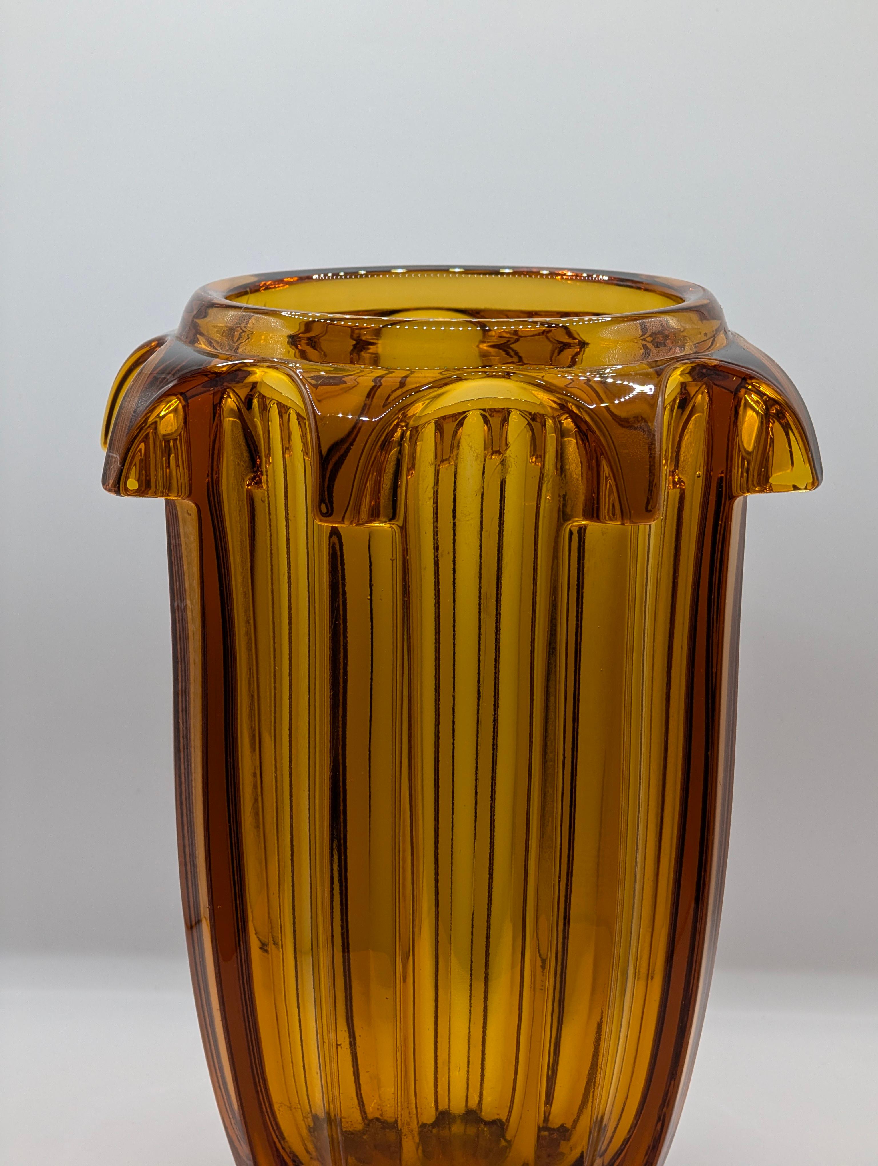1930s Art Deco Amber Glass Vase by Rudolf Schrötter for Moser en venta 4
