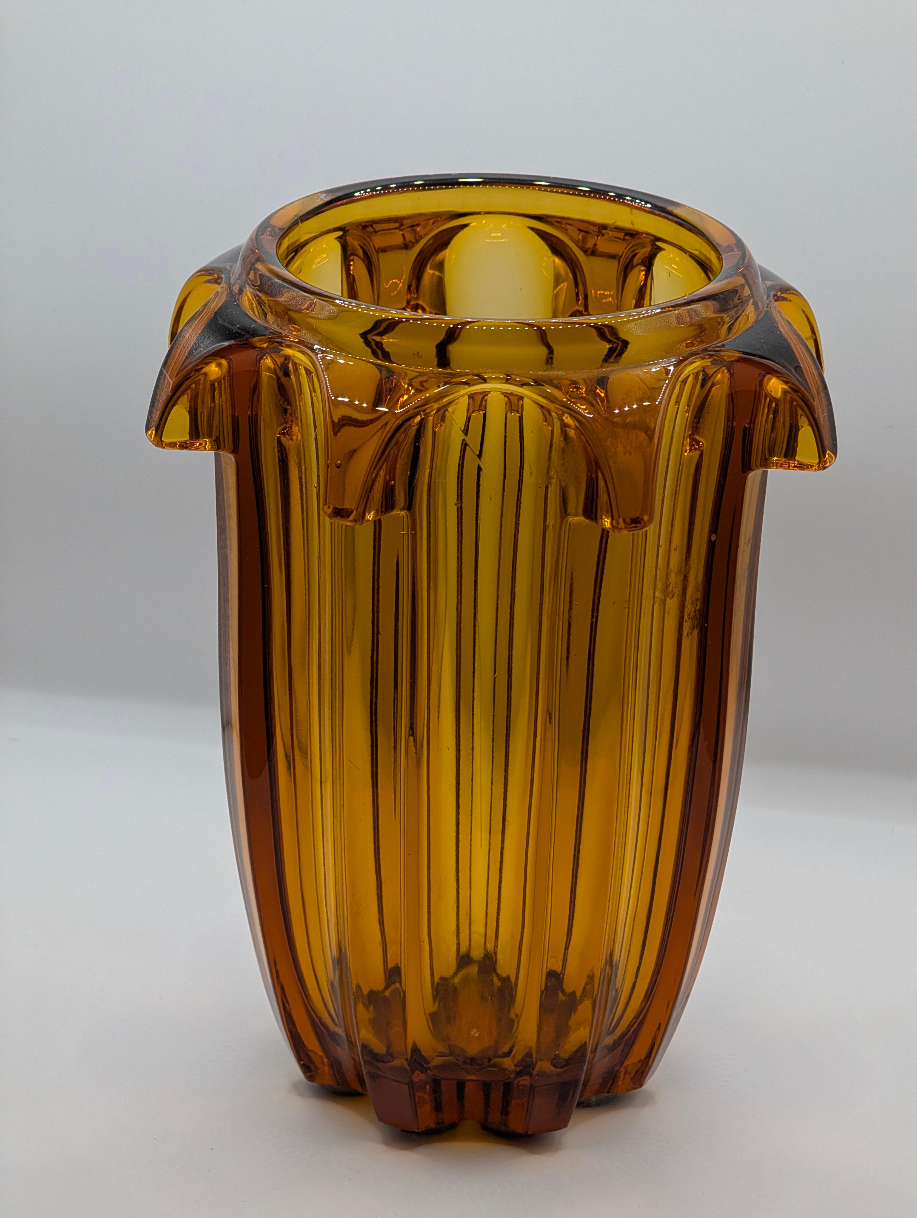 1930s Art Deco Amber Glass Vase by Rudolf Schrötter for Moser en venta 5