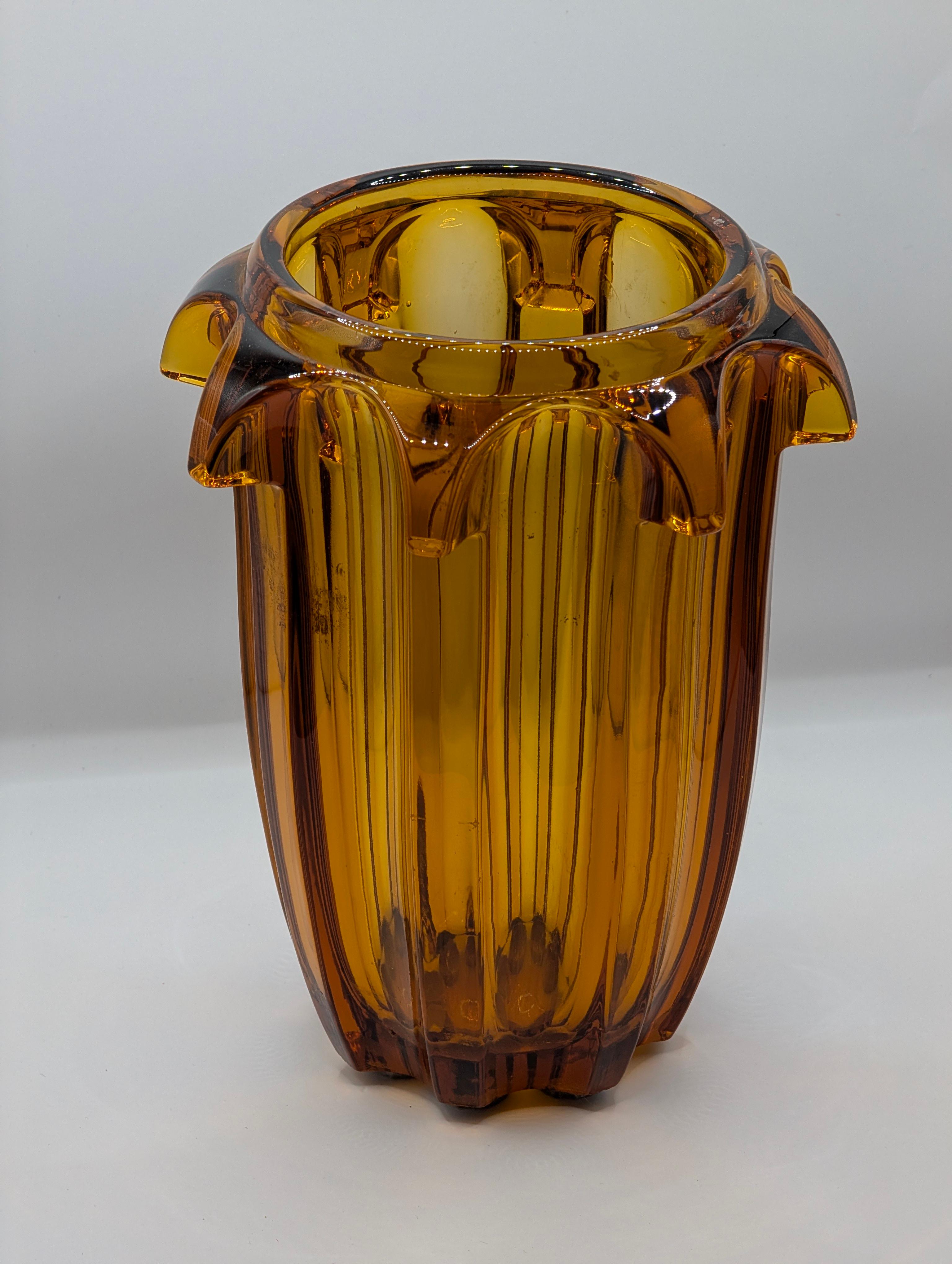 1930s Art Deco Amber Glass Vase by Rudolf Schrötter for Moser en venta 6