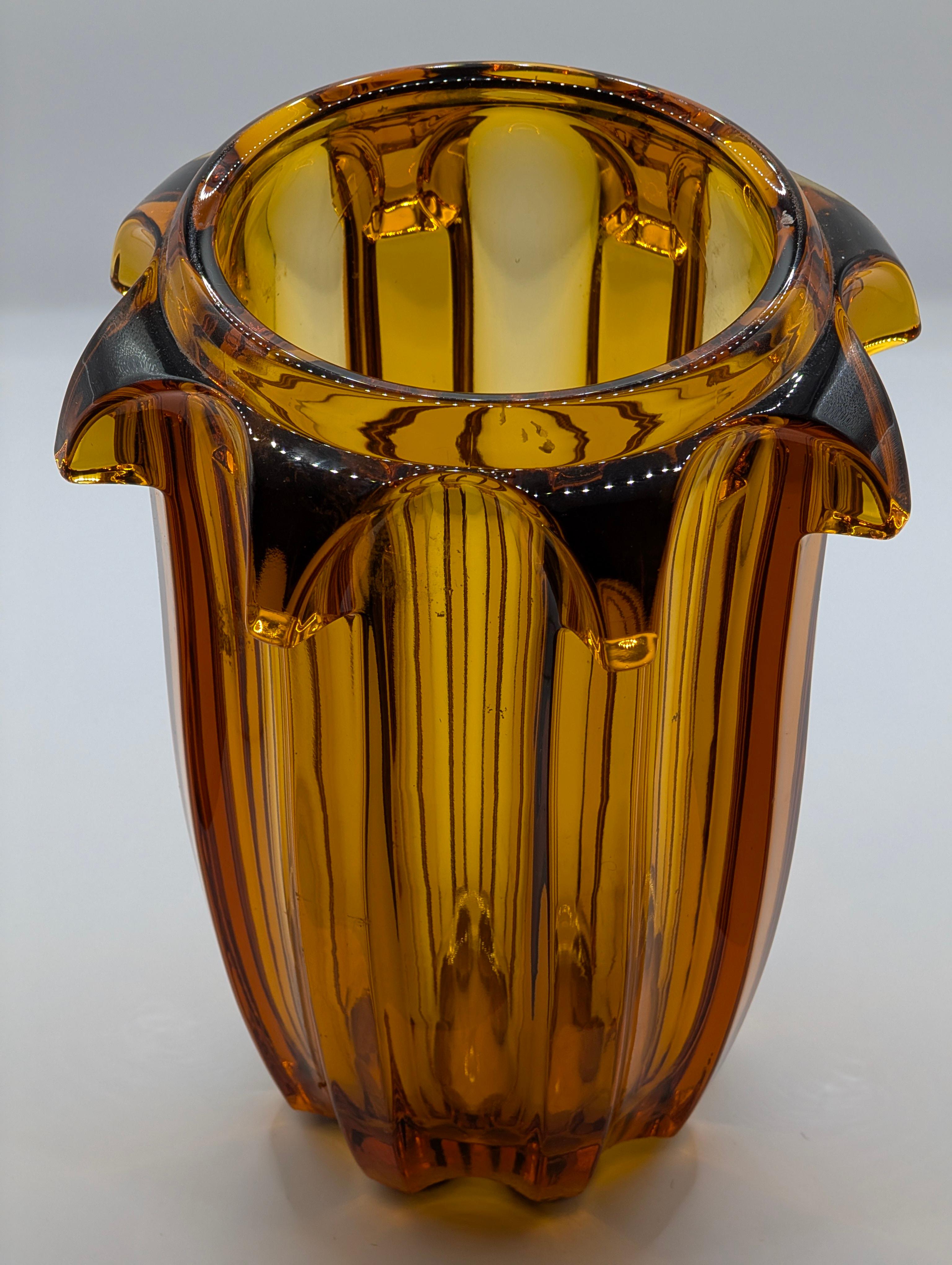 1930s Art Deco Amber Glass Vase by Rudolf Schrötter for Moser en venta 7