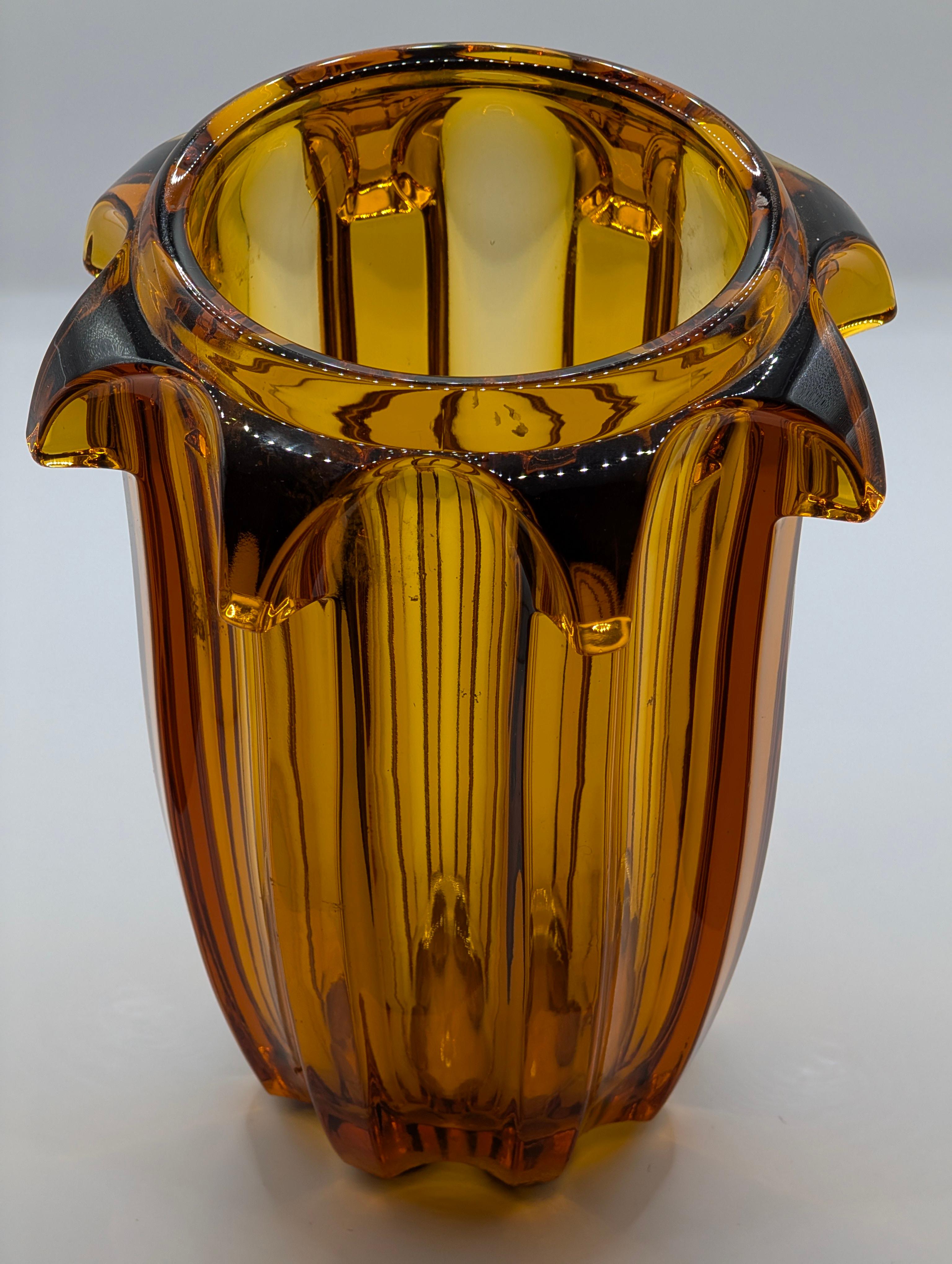1930s Art Deco Amber Glass Vase by Rudolf Schrötter for Moser en venta 8