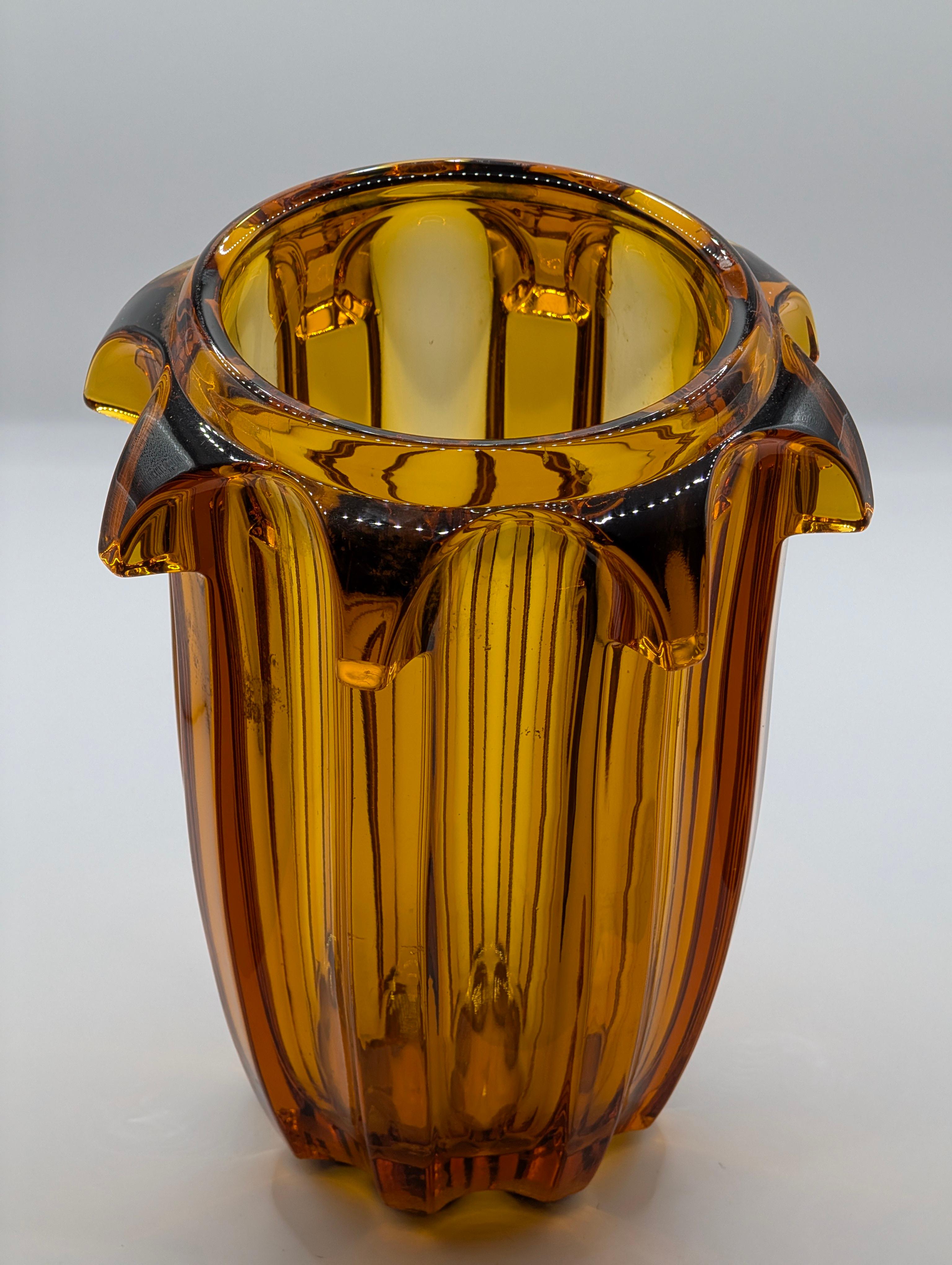 1930s Art Deco Amber Glass Vase by Rudolf Schrötter for Moser en venta 9