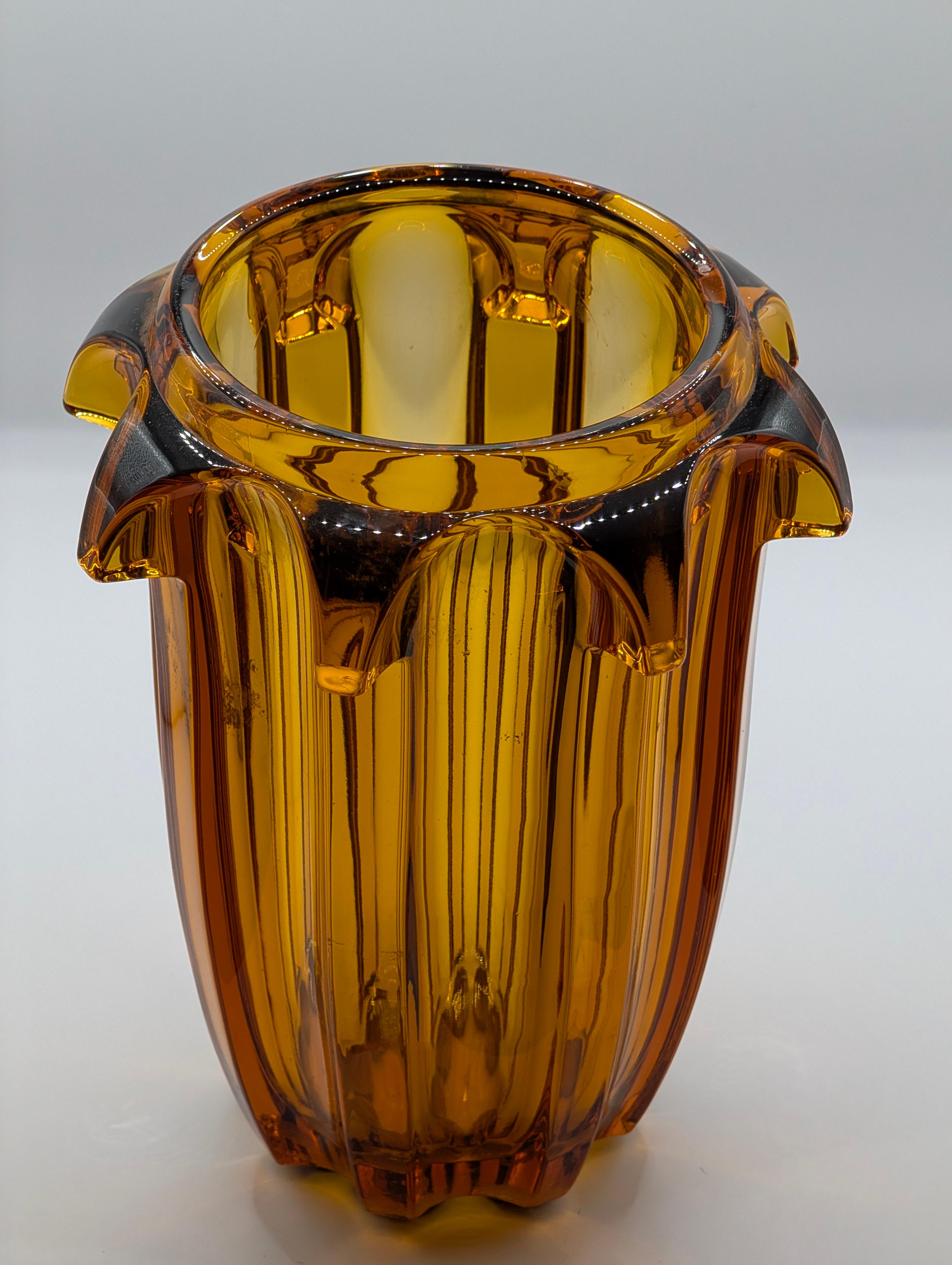 1930s Art Deco Amber Glass Vase by Rudolf Schrötter for Moser en venta 10