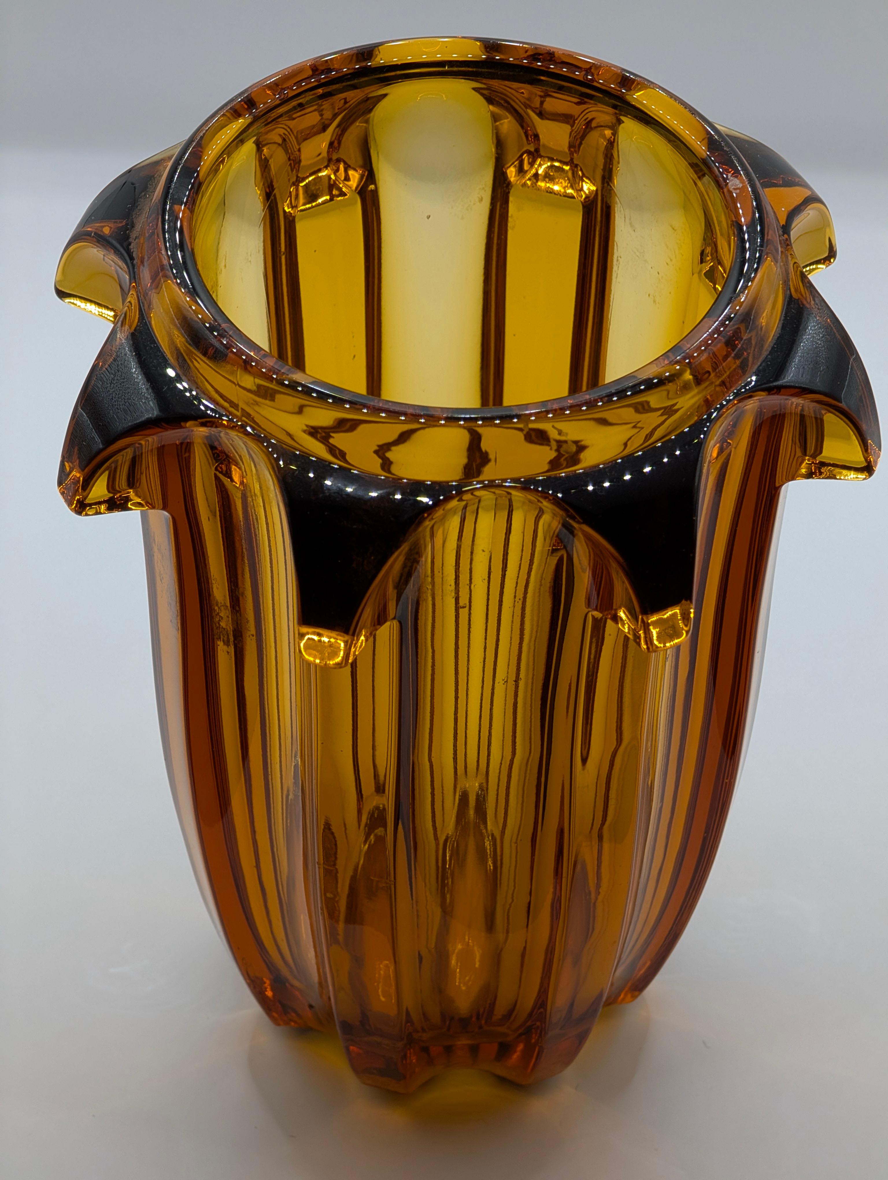 1930s Art Deco Amber Glass Vase by Rudolf Schrötter for Moser en venta 11