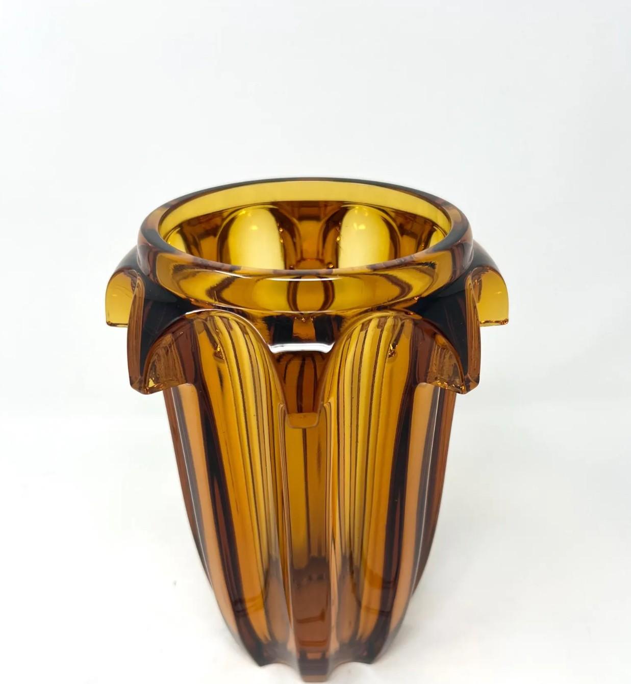 1930s Art Deco Amber Glass Vase by Rudolf Schrötter for Moser en Bueno estado para la venta en TORQUAY, AU