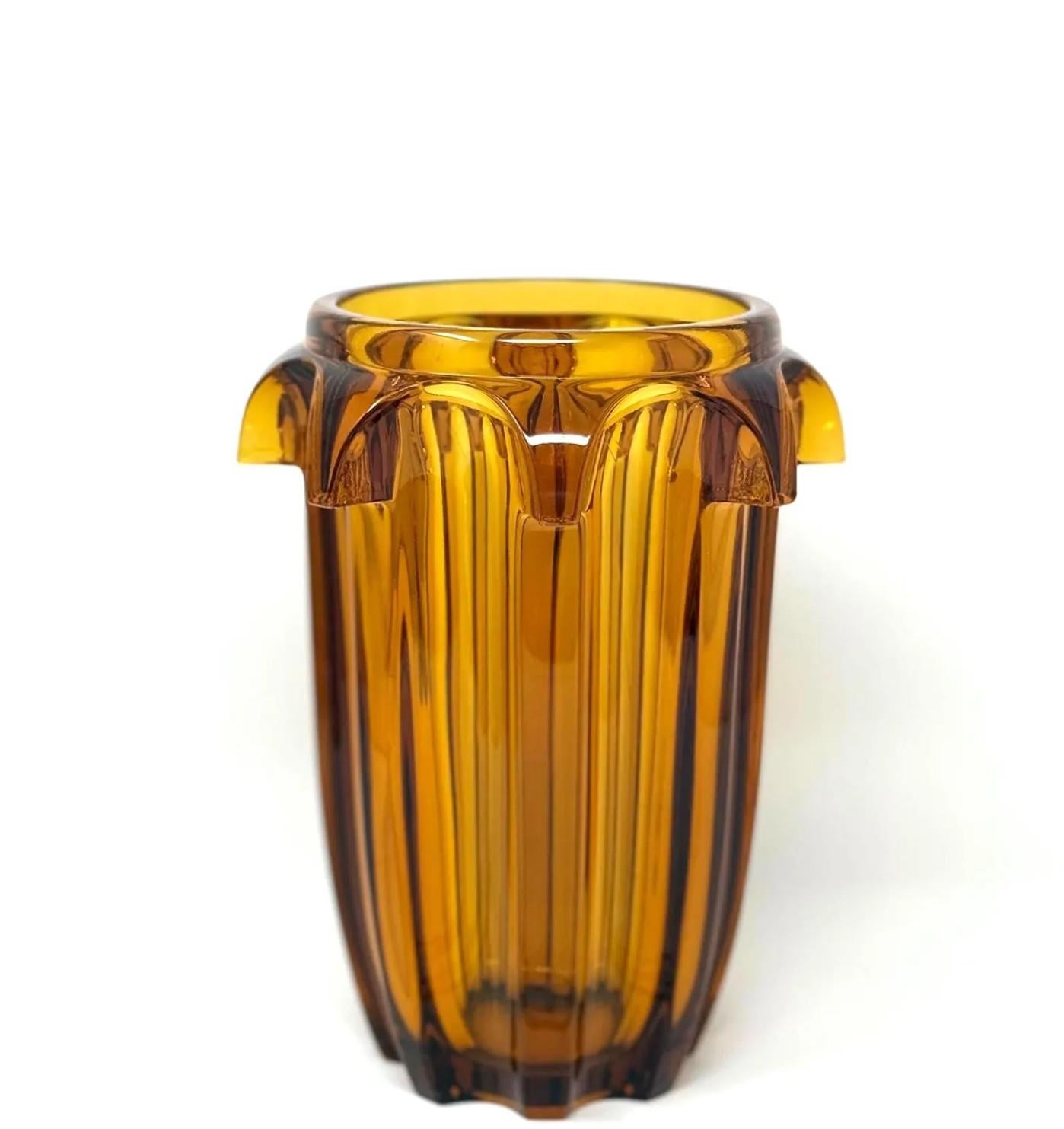 1930s Art Deco Amber Glass Vase by Rudolf Schrötter for Moser mediados del siglo XX en venta