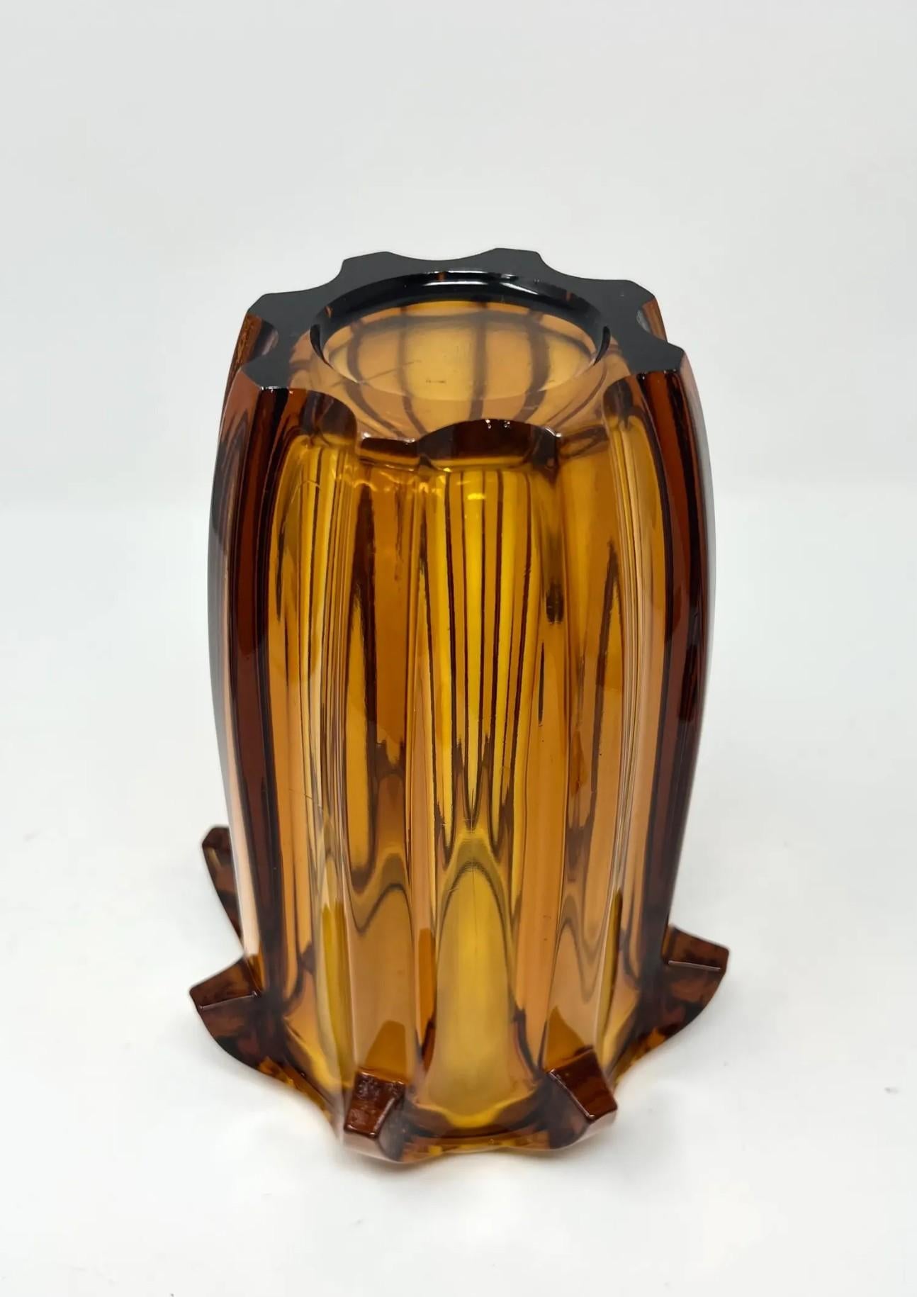 1930s Art Deco Amber Glass Vase by Rudolf Schrötter for Moser en venta 1