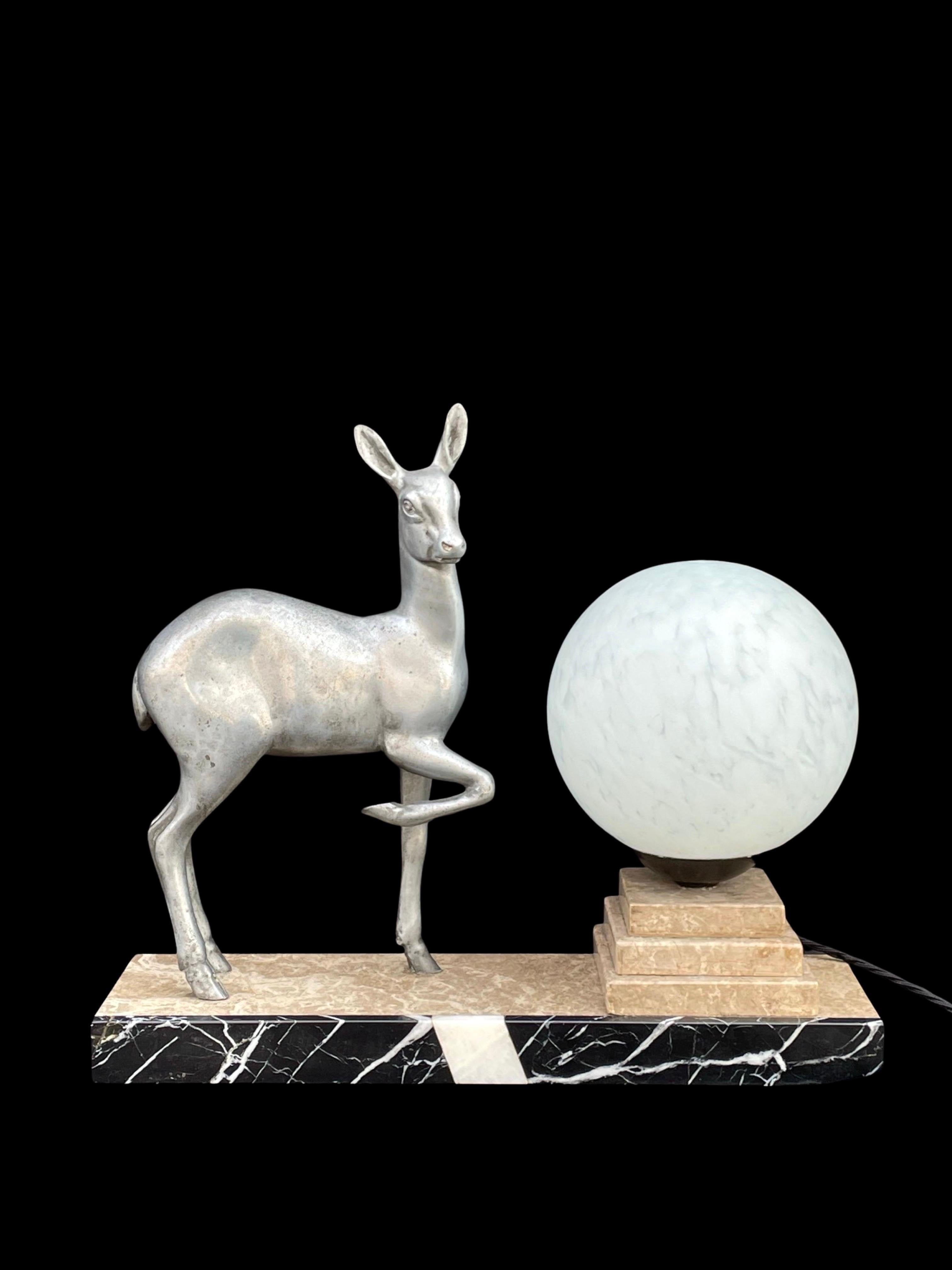 Esta luz nocturna Art Decó de los años 30 captura la elegancia y la calidez de la época con su impresionante artesanía.

Presenta una base de bello diseño fabricada con dos tipos de mármol ricamente veteado, que crean un armonioso contraste de