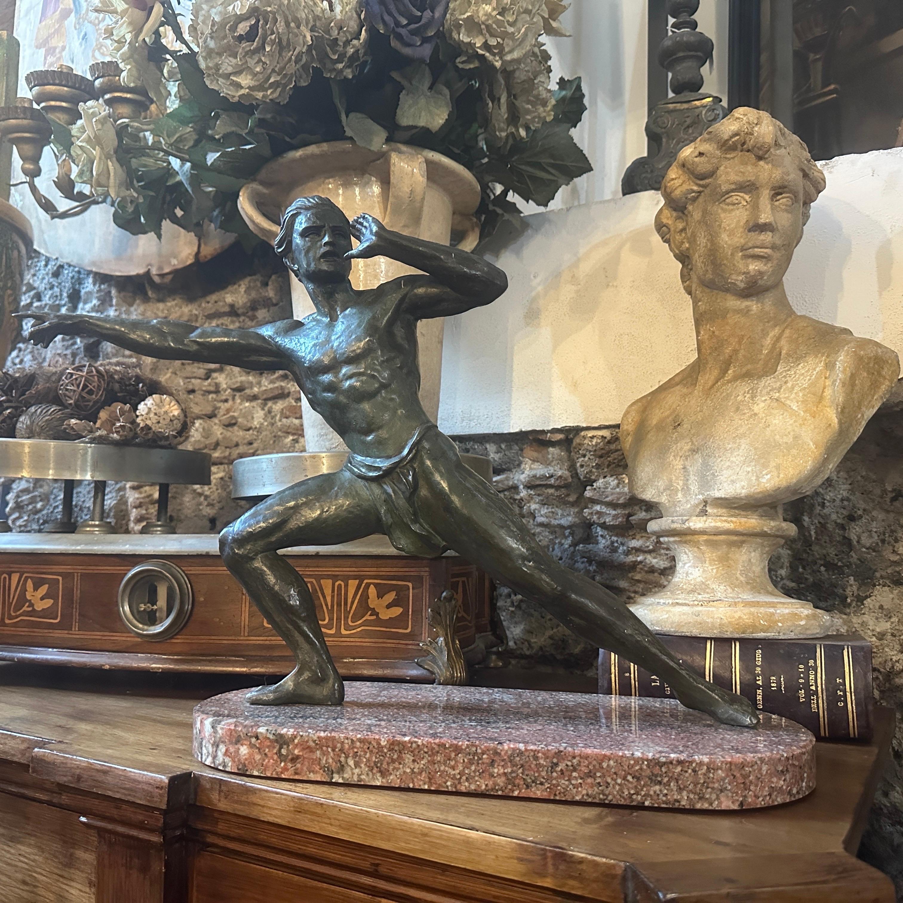 Scultura in antimonio Art Deco degli anni '30 raffigurante un atleta di Jean de Roncourt in vendita 7