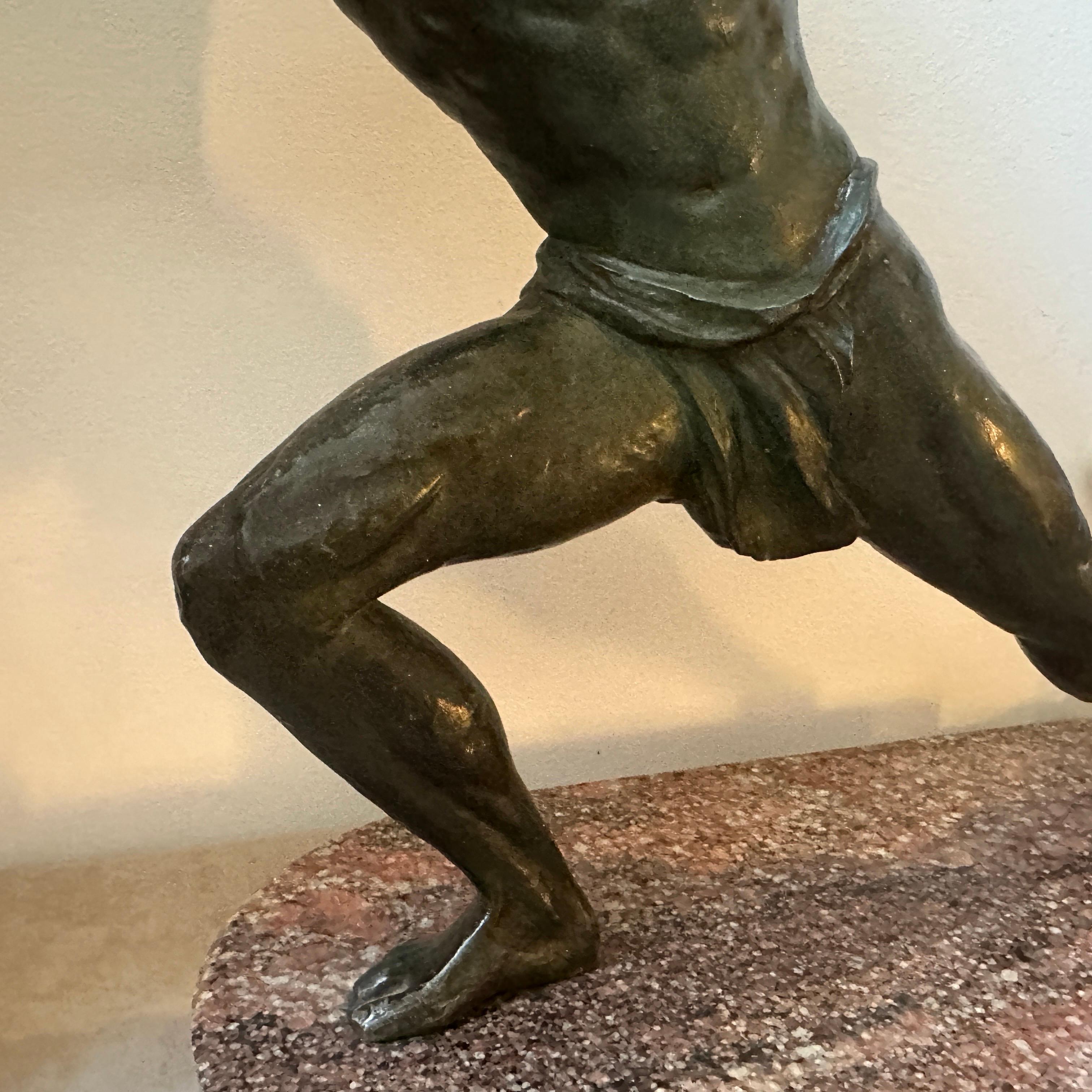 Milieu du XXe siècle Sculpture d'un athlète des années 1930 Art Déco en marbre et antiquité de Jean De Roncourt en vente