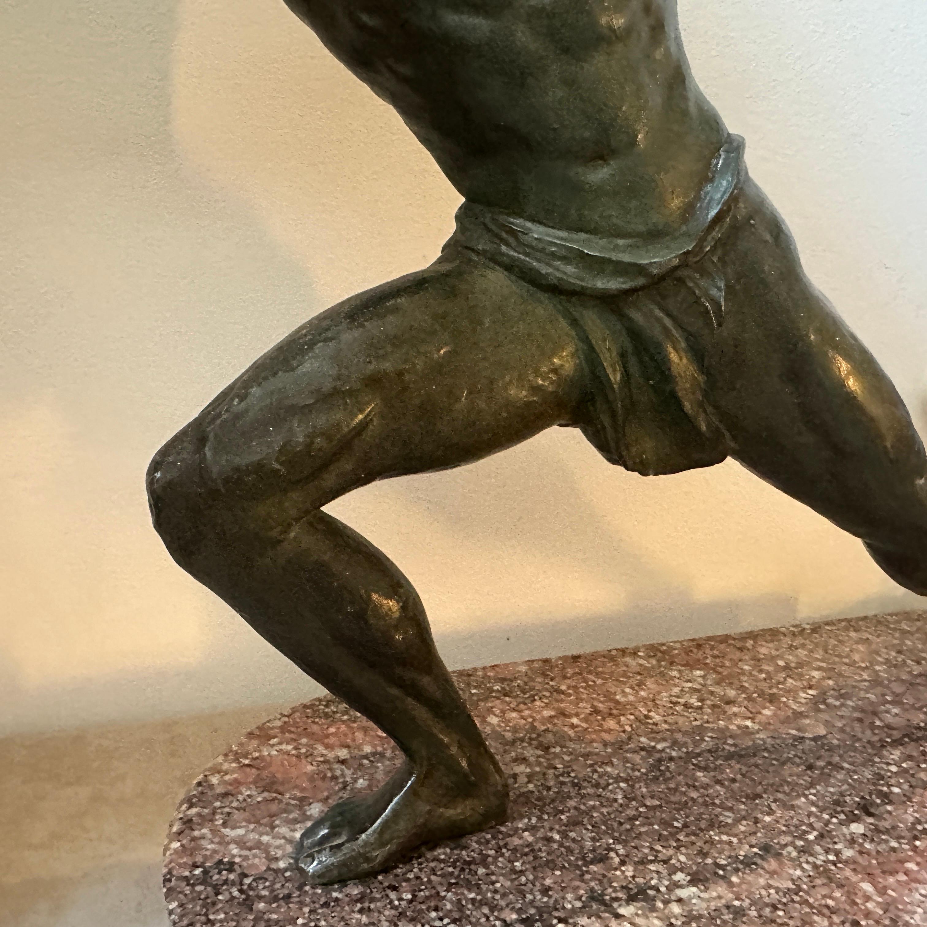 Metà XX secolo Scultura in antimonio Art Deco degli anni '30 raffigurante un atleta di Jean de Roncourt in vendita