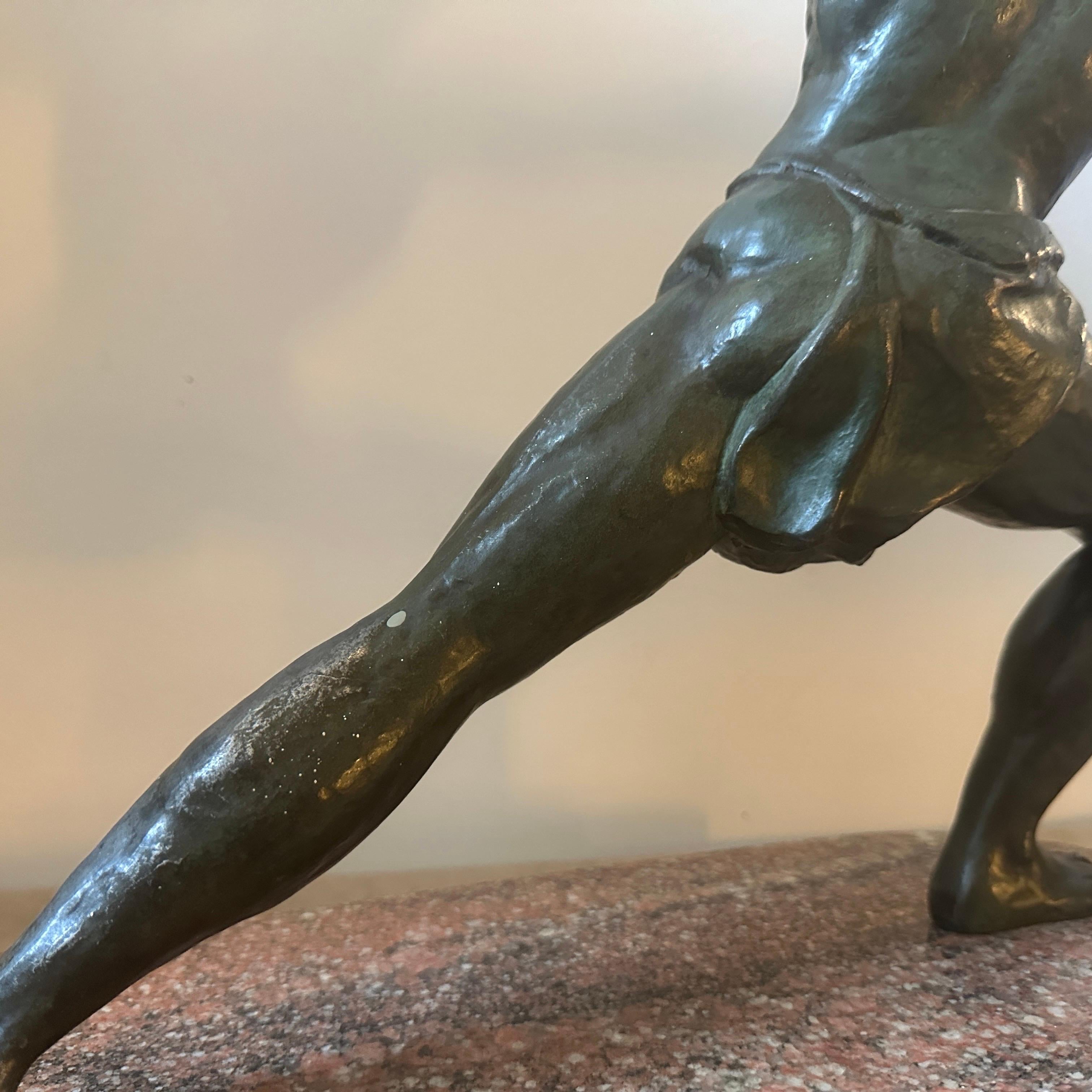Scultura in antimonio Art Deco degli anni '30 raffigurante un atleta di Jean de Roncourt in vendita 2