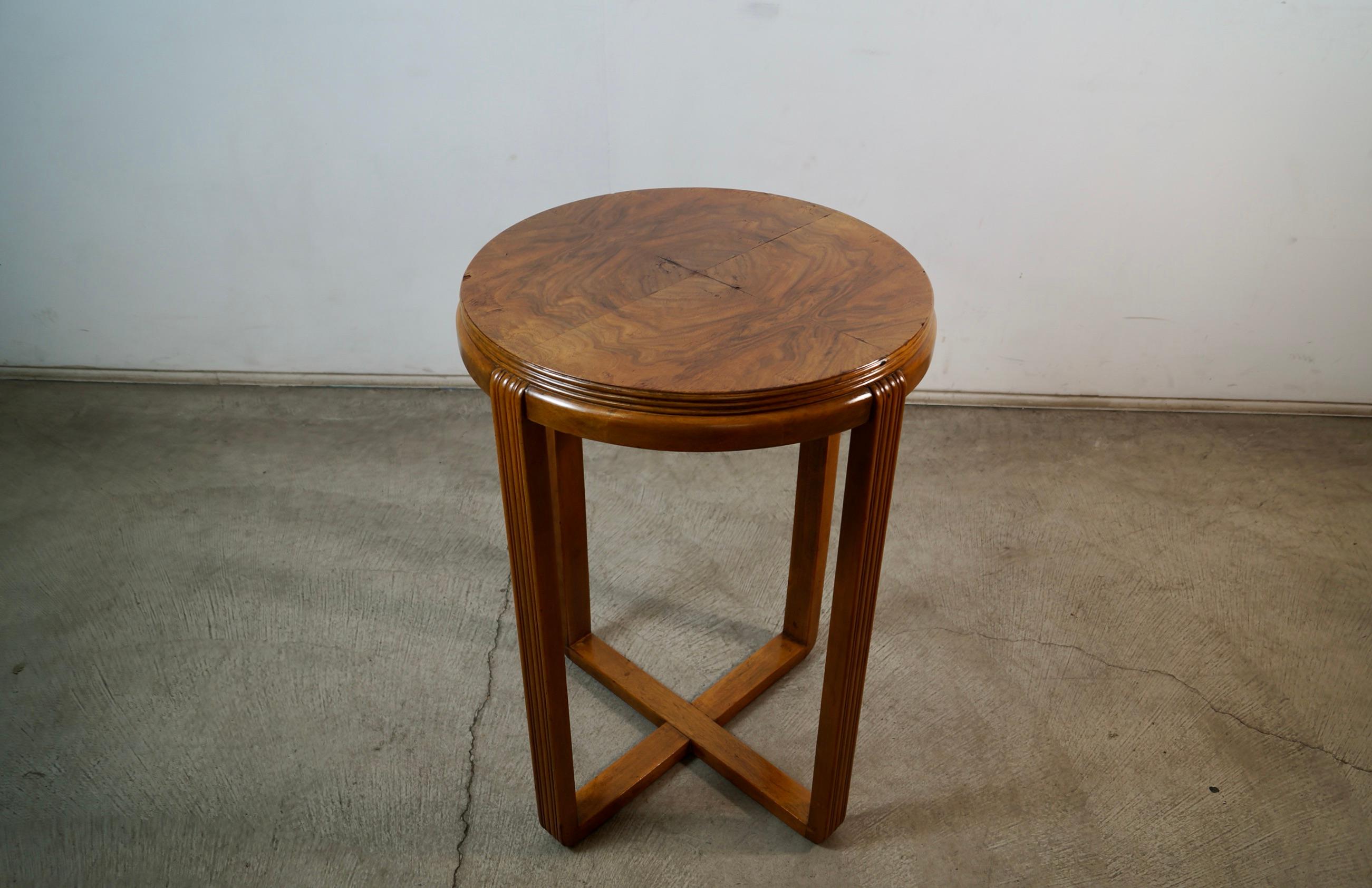 Runder Vintage-Tisch aus den 1930er Jahren zu verkaufen. Origineller Art-Déco-Tisch, der auch als Sockel verwendet werden kann und ein toller Akzenttisch mit architektonischem Design ist. Es hat eine Wurzelholzplatte mit unglaublicher Maserung. Es