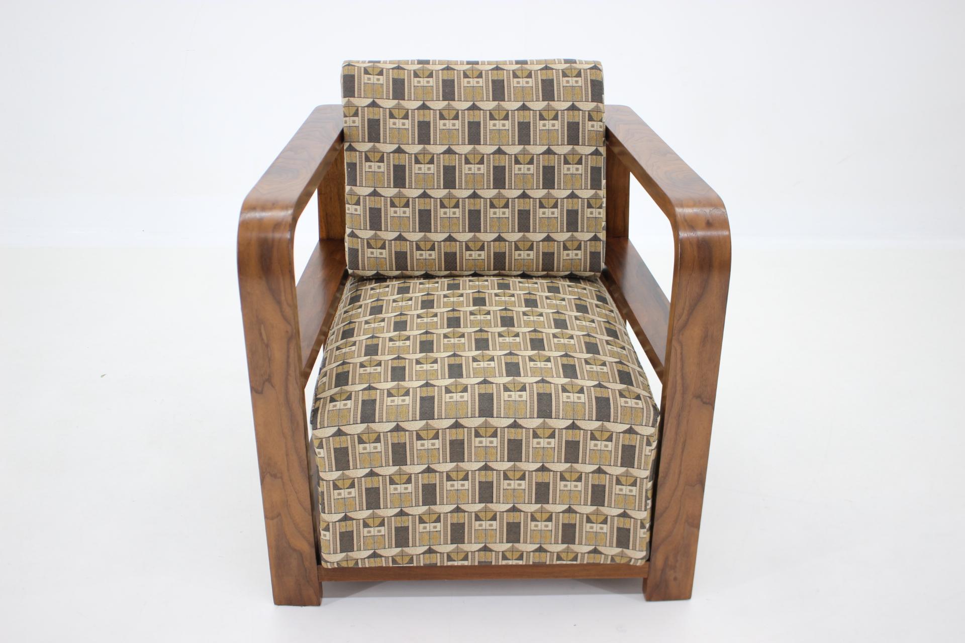 1930s Art Deco Armchair in Walnut and Backhausen Fabric, Czechoslovakia  In Good Condition For Sale In Praha, CZ