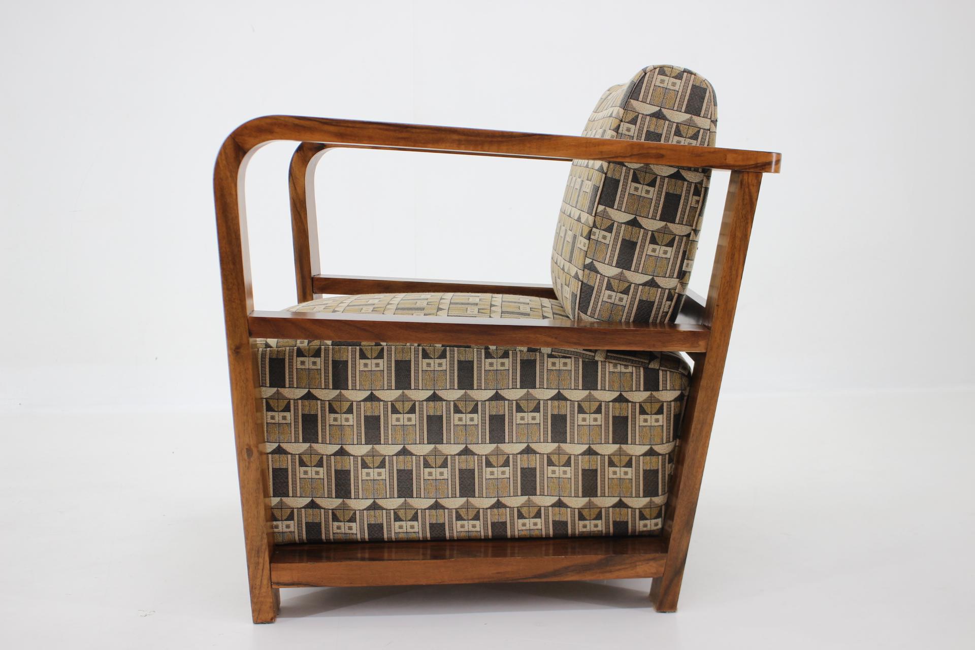 1930s Art Deco Armchair in Walnut and Backhausen Fabric, Czechoslovakia  For Sale 2