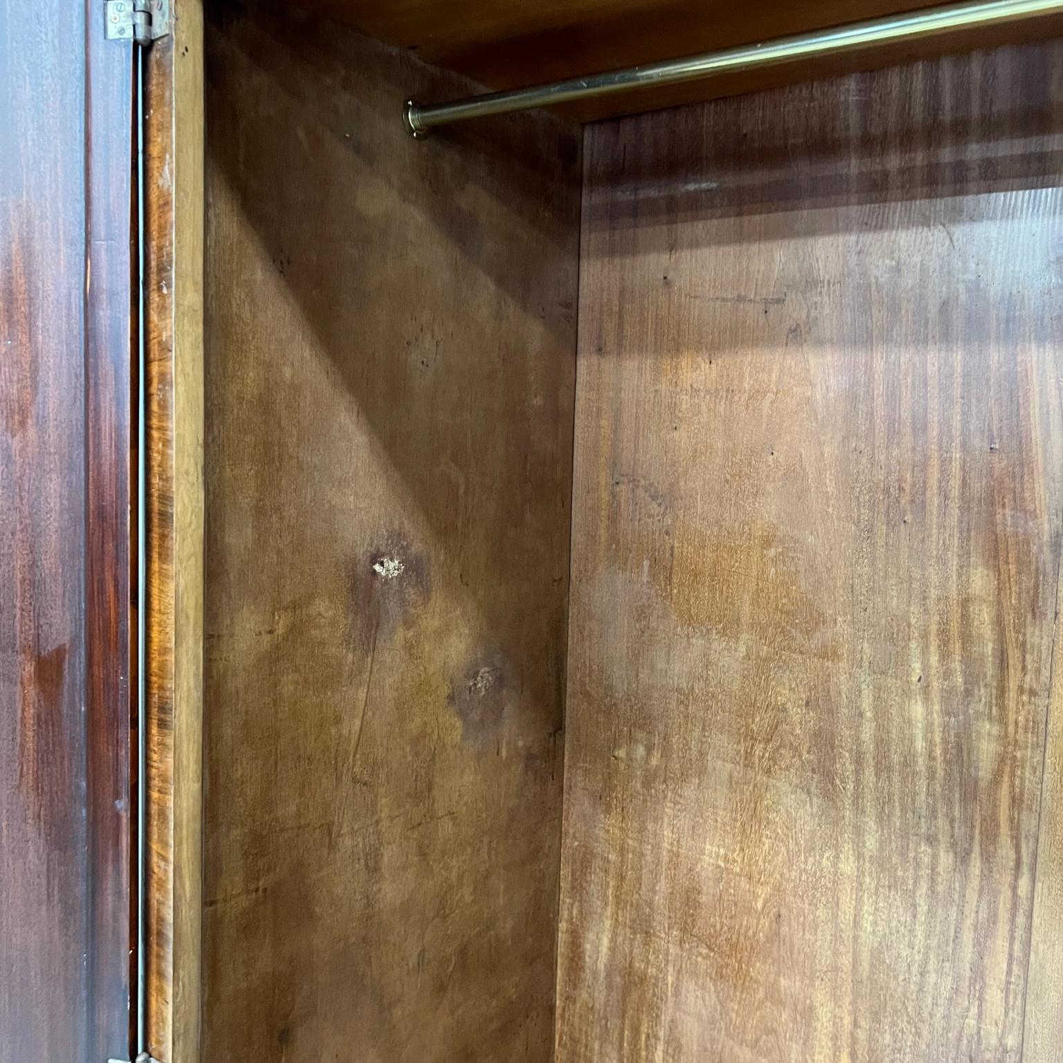 1930s Art Deco Armoire Fine Wardrobe Dresser Cabinet in Lacquered Burlwood Italy 7