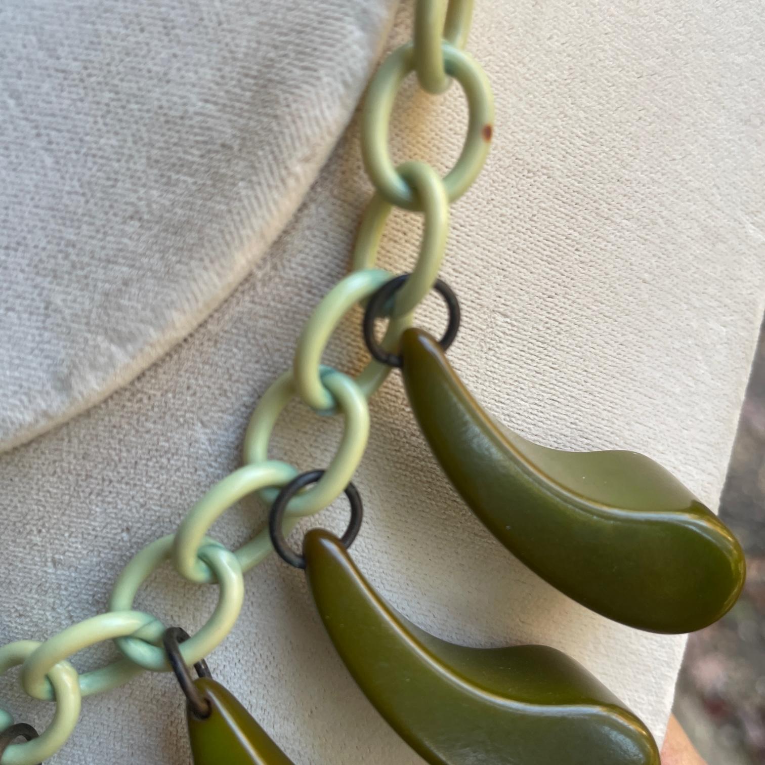 1930s Art Deco Bakelite + Celluloid Linked Necklace Dark Green Arching Dangles In Good Condition For Sale In Hyattsville, MD