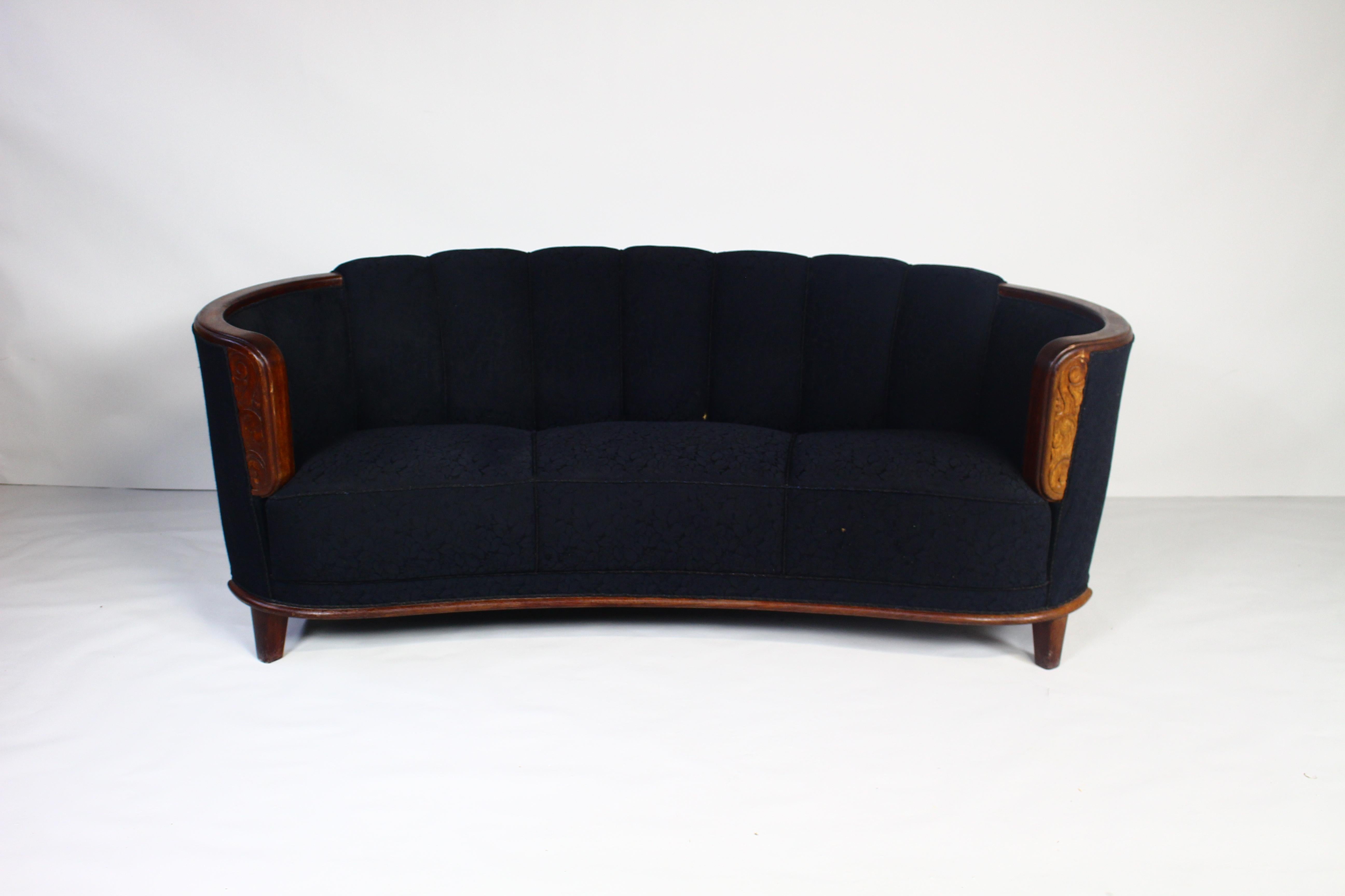 This beautiful Danish three-seater sofa recalls the Art Deco style of the 1930s with the recognizable touch of Danish Modernism.
Thanks to its elegantly curved shape, this type of sofa is often referred to as the “banana” style,which not only