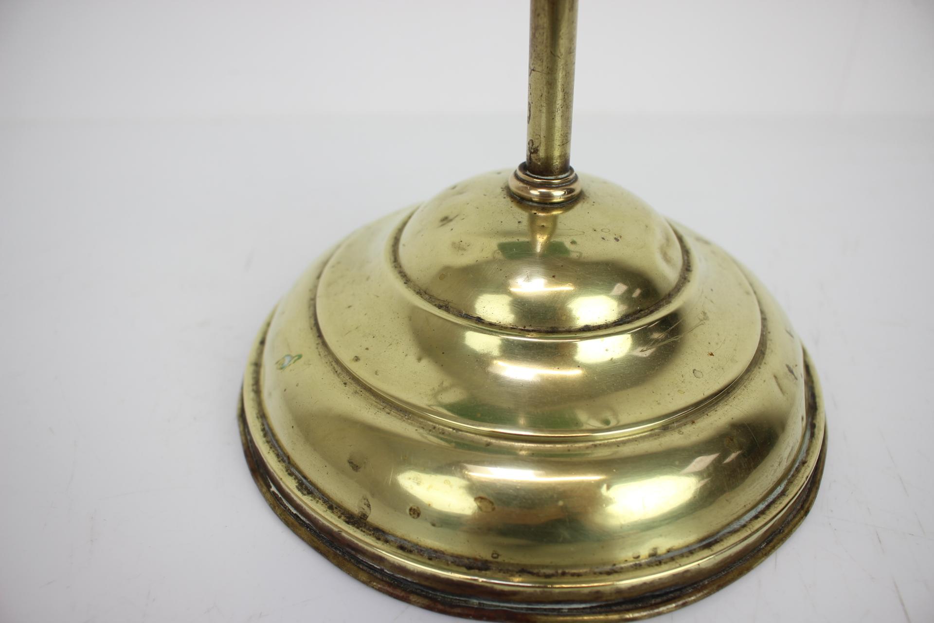 Art Deco table lamp.
Made in Czechoslovakia,in the 1930's
Made of metal and brass.
Repolished, cleaned, in original condition.
Fully functional.
