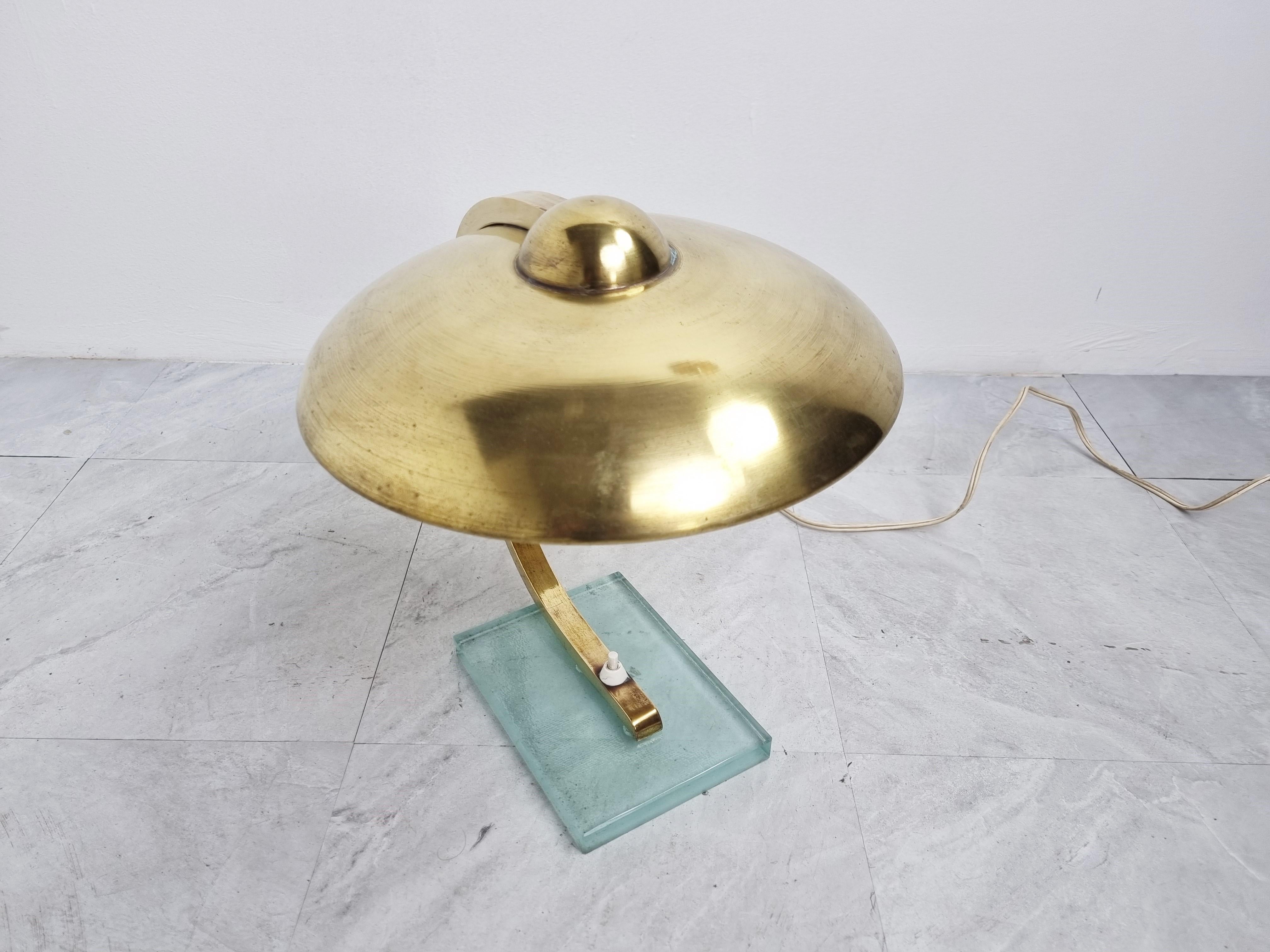 Belle lampe de bureau originale Art Déco/Bauhaus en laiton avec une base en verre.

Un design Art Déco typique et élégant avec un beau laiton patiné.

Il fonctionne aussi bien sur 220 que sur 110v. 

Mesures : Hauteur : 33cm/12.99