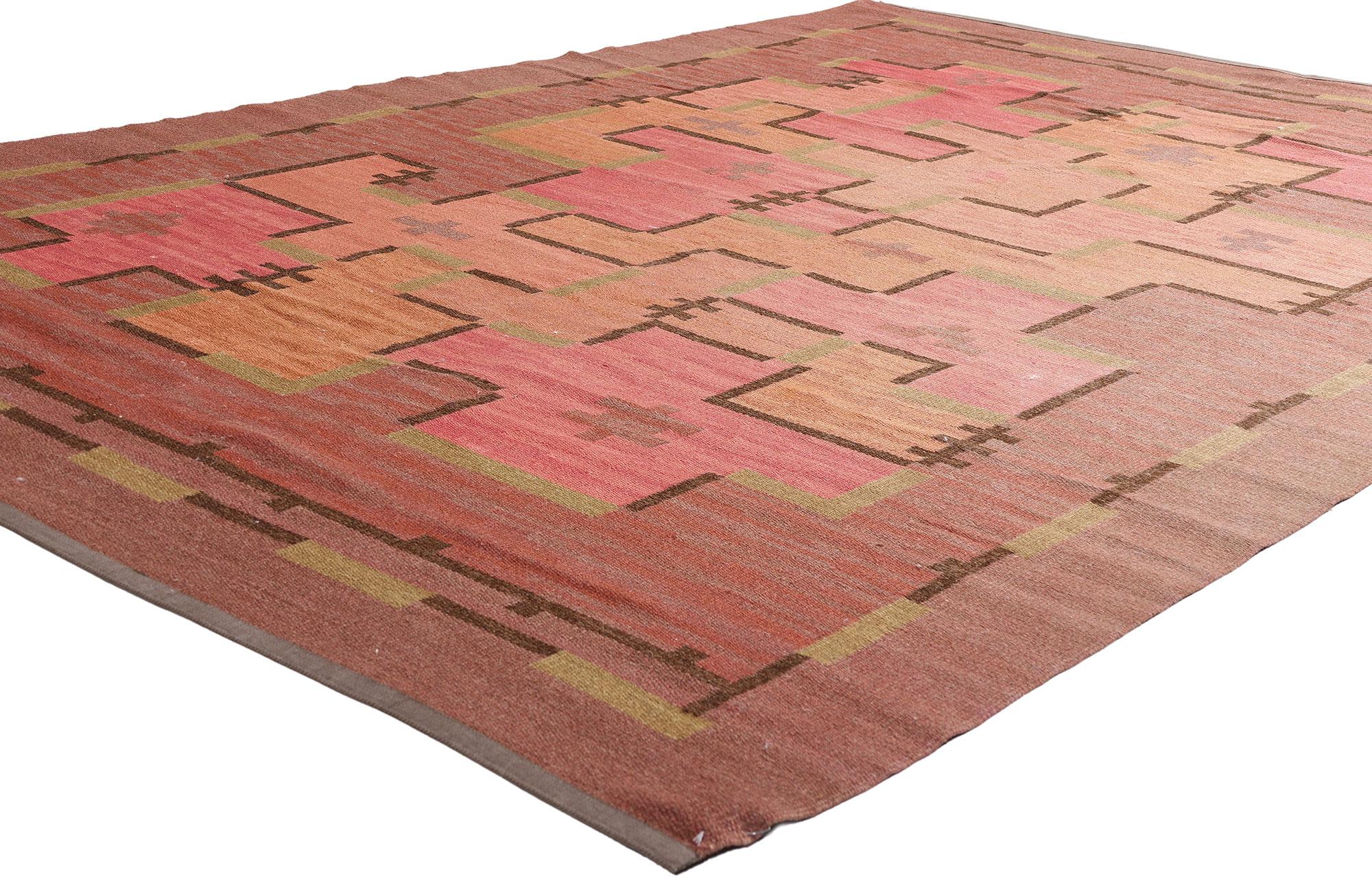 78476 Impi Sotavalta Vintage Finnish Flatweave, 06'06 x 09'07. L'audace de l'Art déco rencontre la simplicité du Bauhaus dans ce tapis finlandais tissé à la main. Le design conceptuel accrocheur et le coloris terreux tissé dans cette pièce