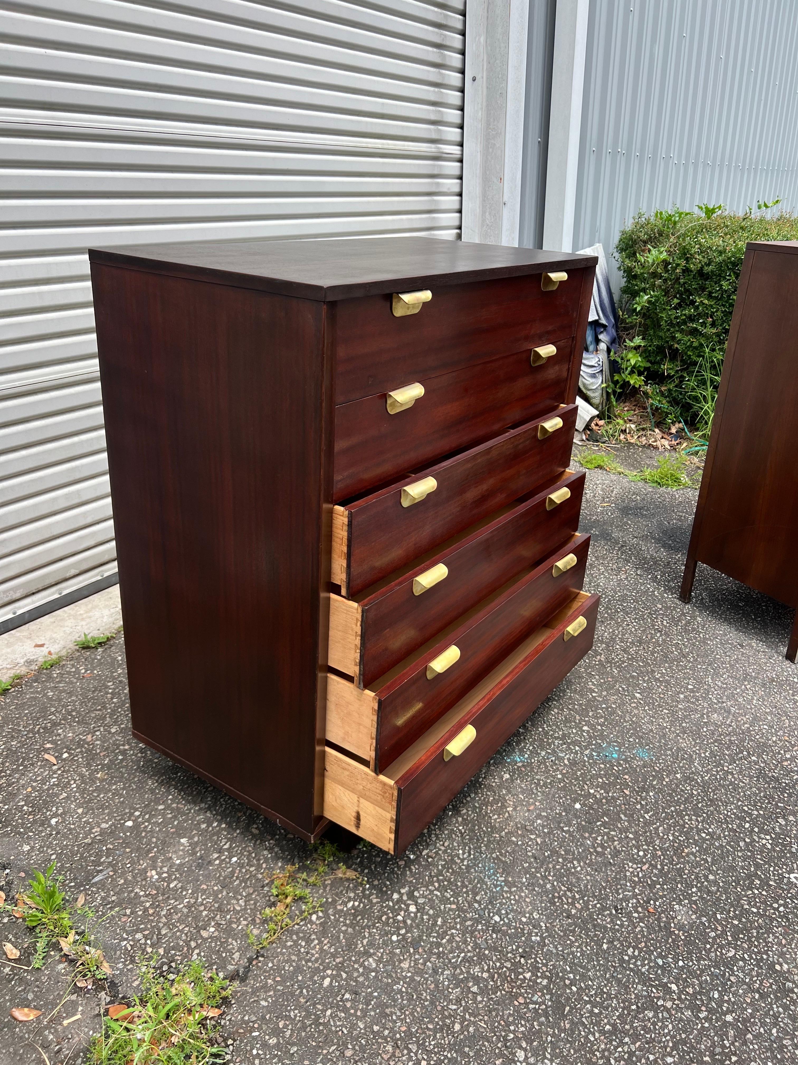 Highboy in mogano e ottone su gambe inclinate Art Deco/Bauhaus degli anni '30 in vendita 4