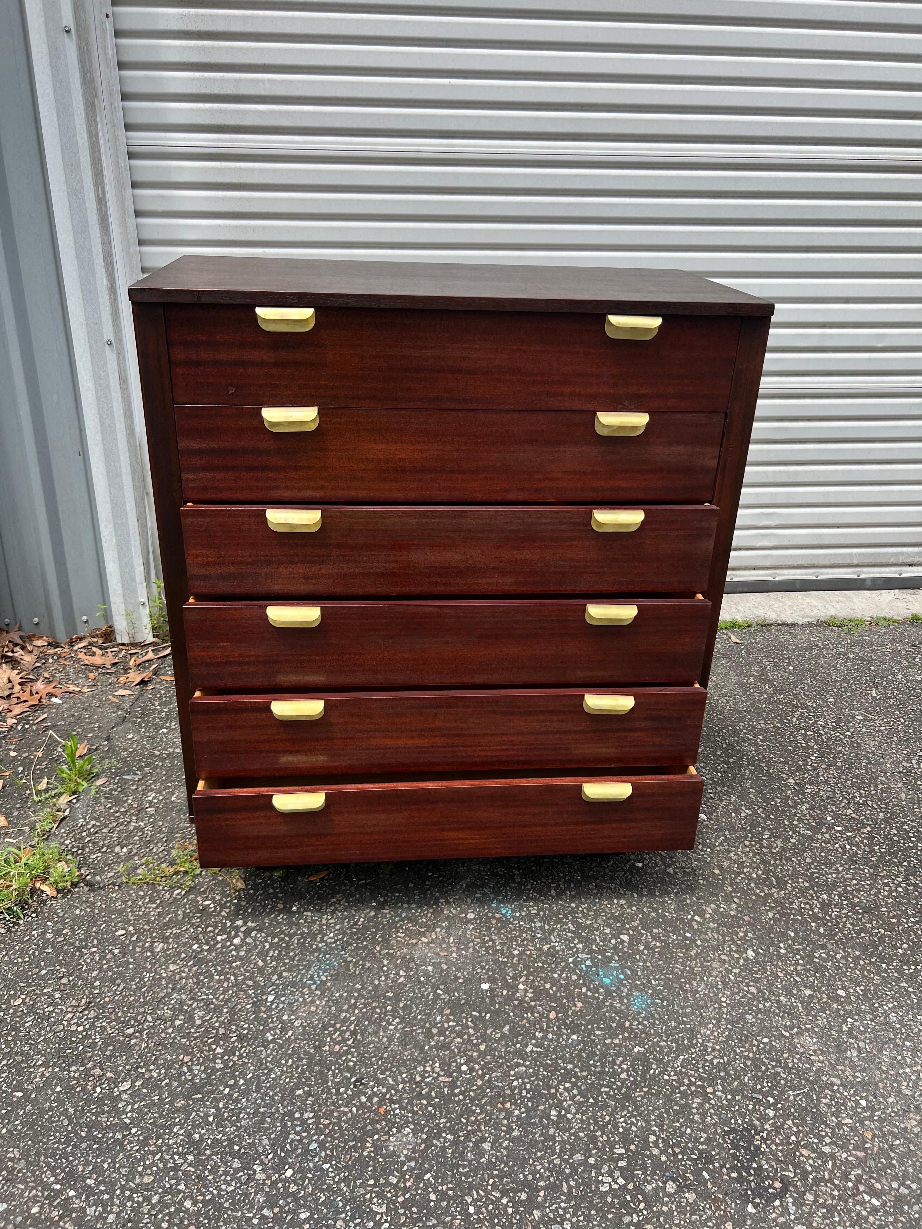 Highboy in mogano e ottone su gambe inclinate Art Deco/Bauhaus degli anni '30 in vendita 5
