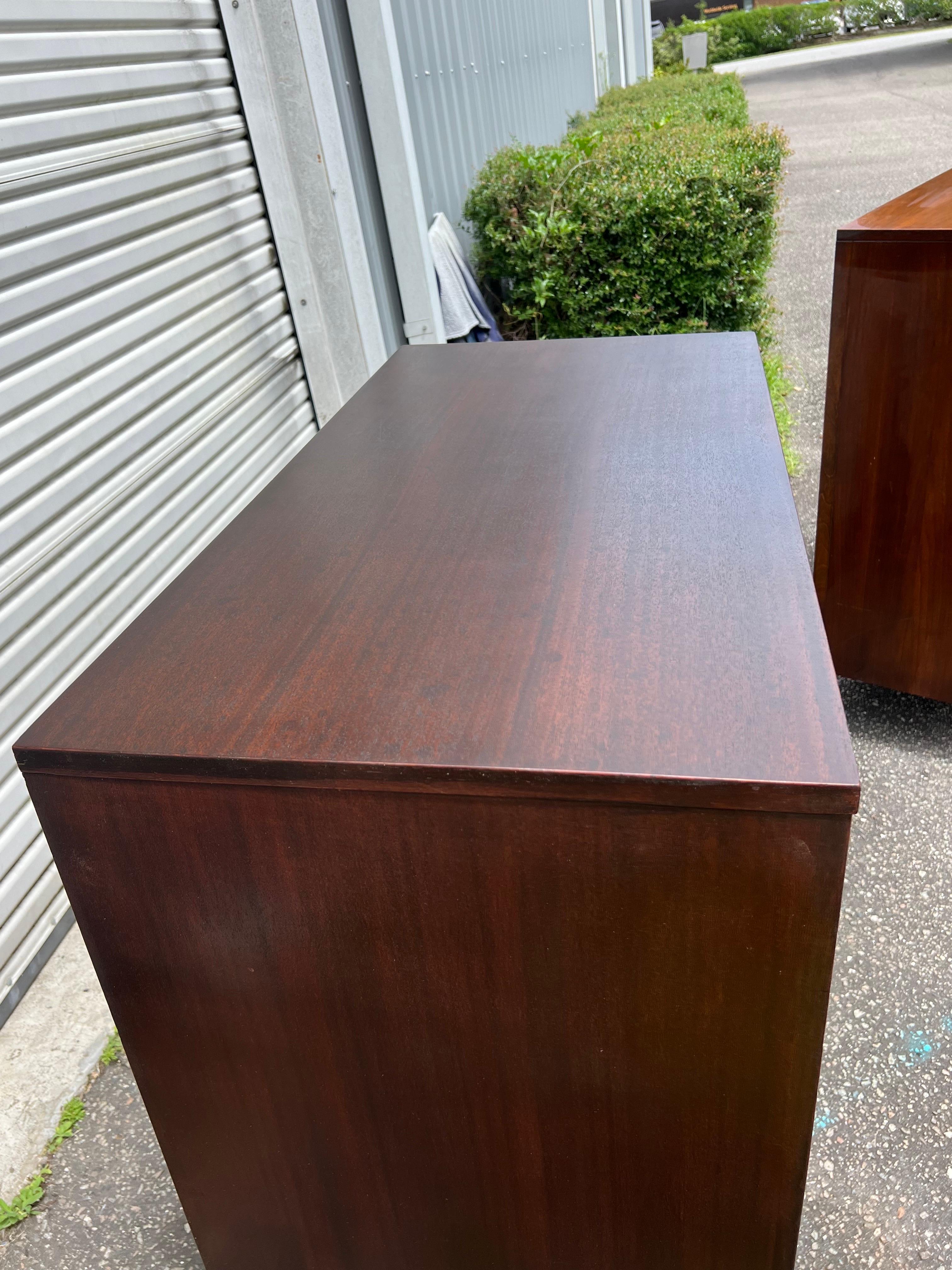 Highboy in mogano e ottone su gambe inclinate Art Deco/Bauhaus degli anni '30 in vendita 6