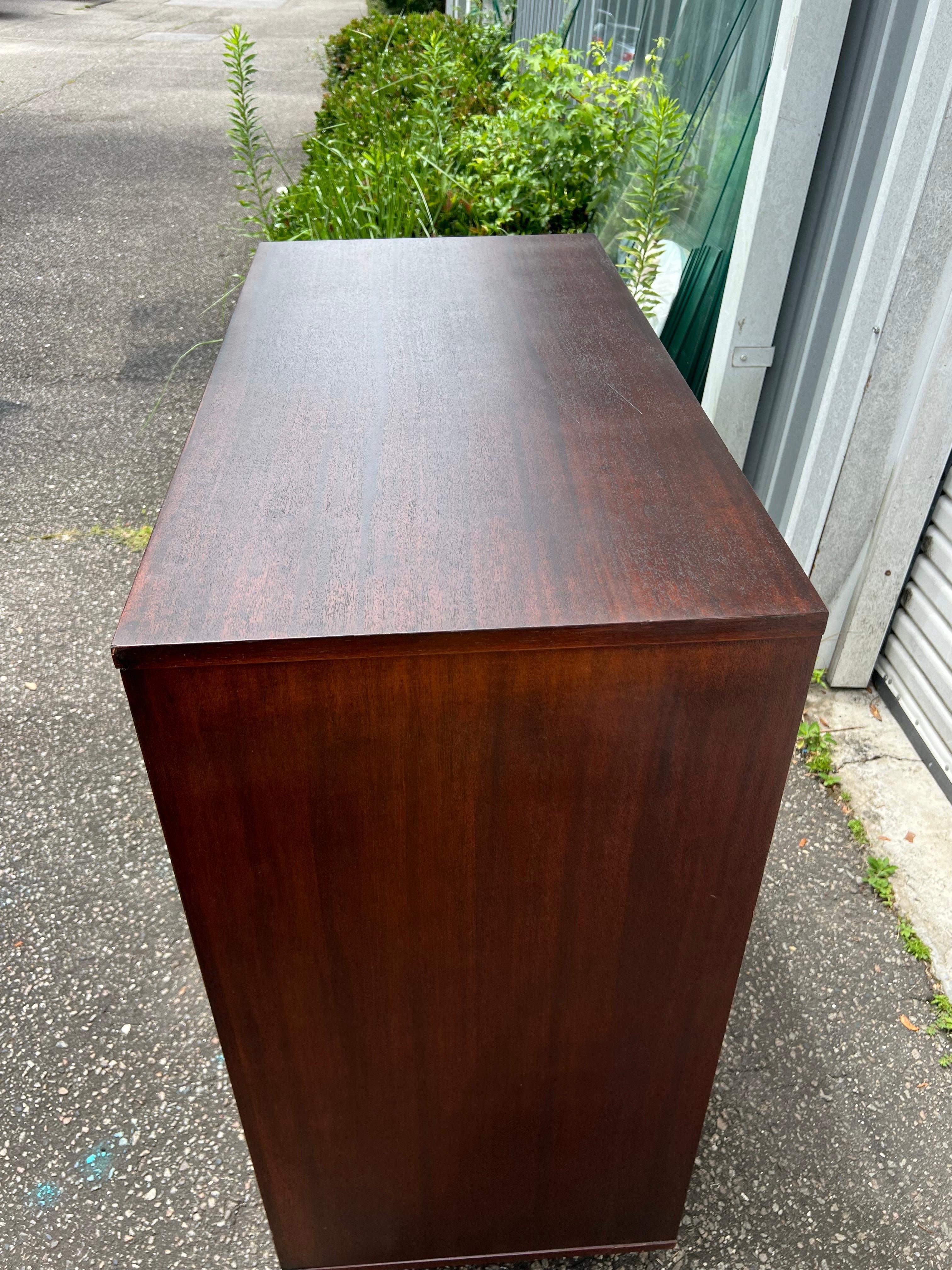Highboy in mogano e ottone su gambe inclinate Art Deco/Bauhaus degli anni '30 in vendita 8