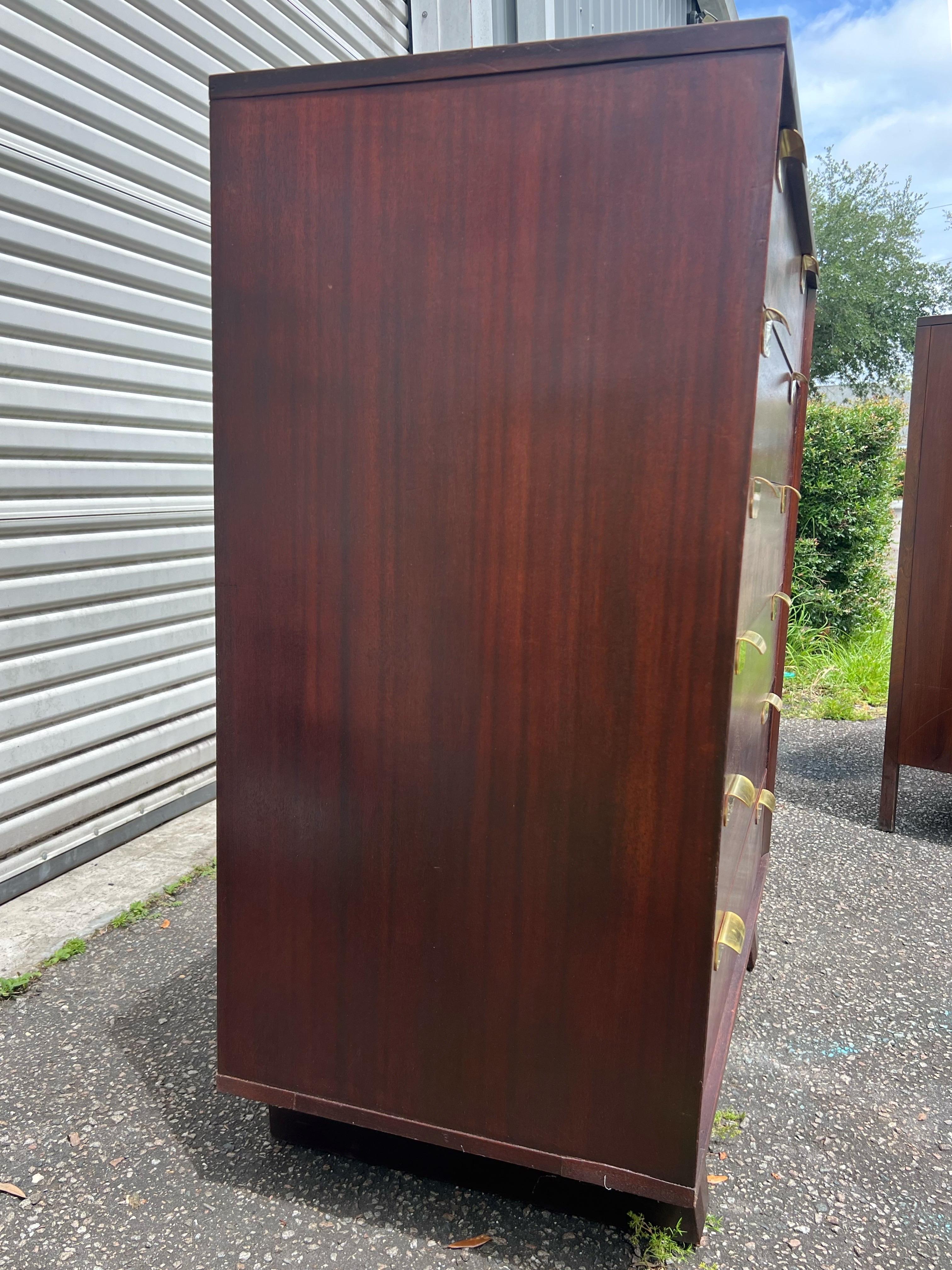 Highboy in mogano e ottone su gambe inclinate Art Deco/Bauhaus degli anni '30 In condizioni buone in vendita a Charleston, SC