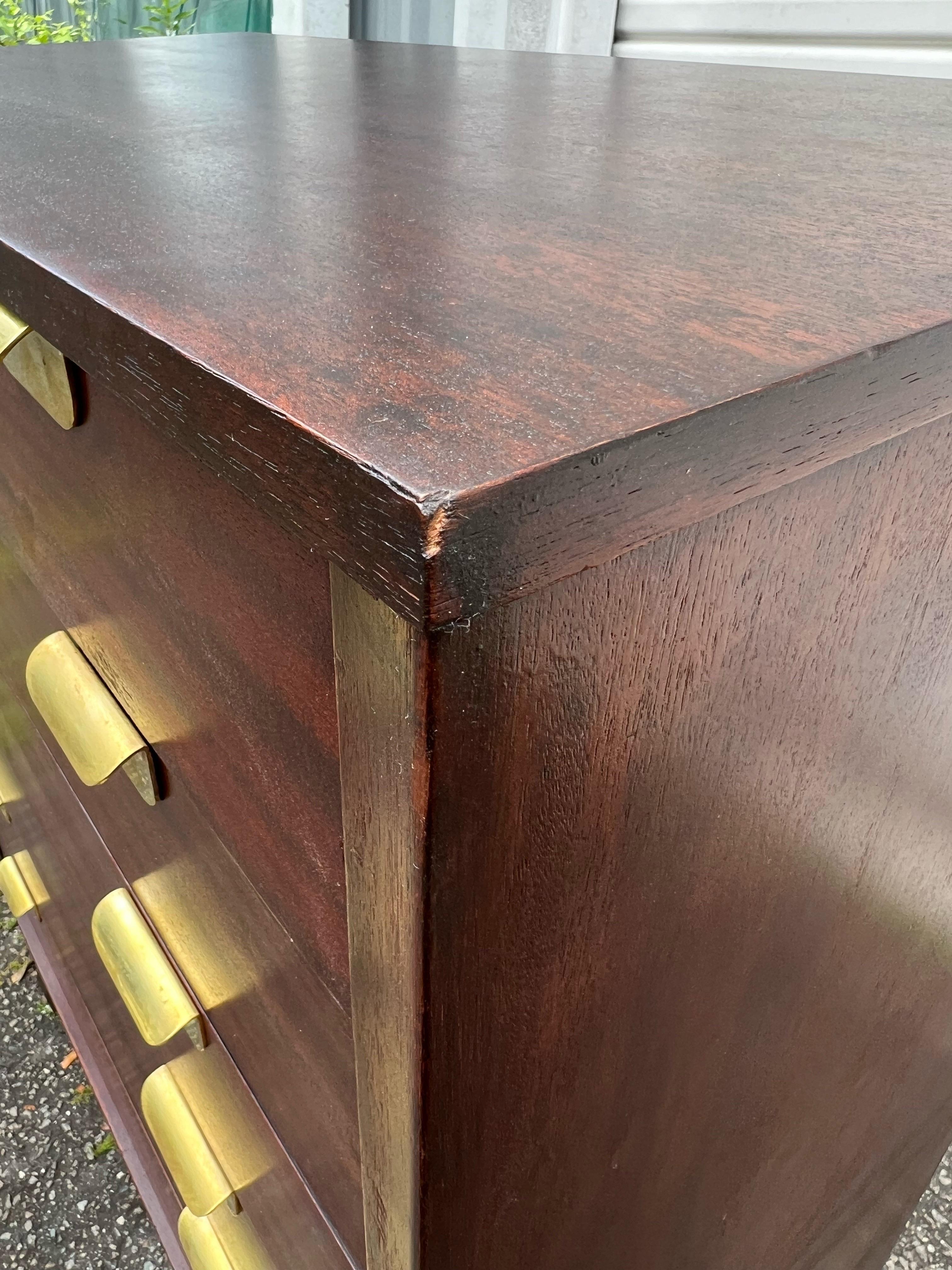Metà XX secolo Highboy in mogano e ottone su gambe inclinate Art Deco/Bauhaus degli anni '30 in vendita