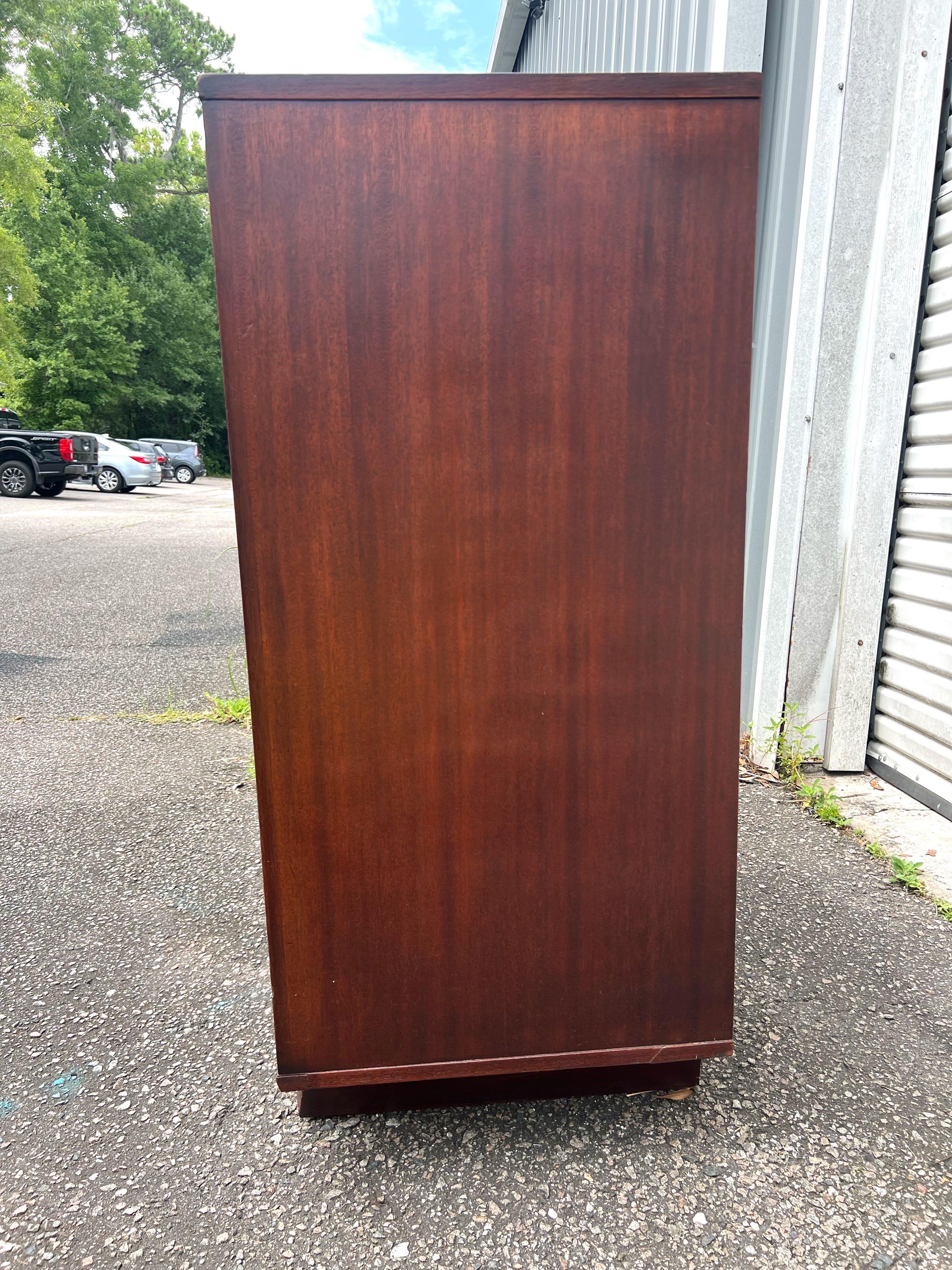 Ottone Highboy in mogano e ottone su gambe inclinate Art Deco/Bauhaus degli anni '30 in vendita