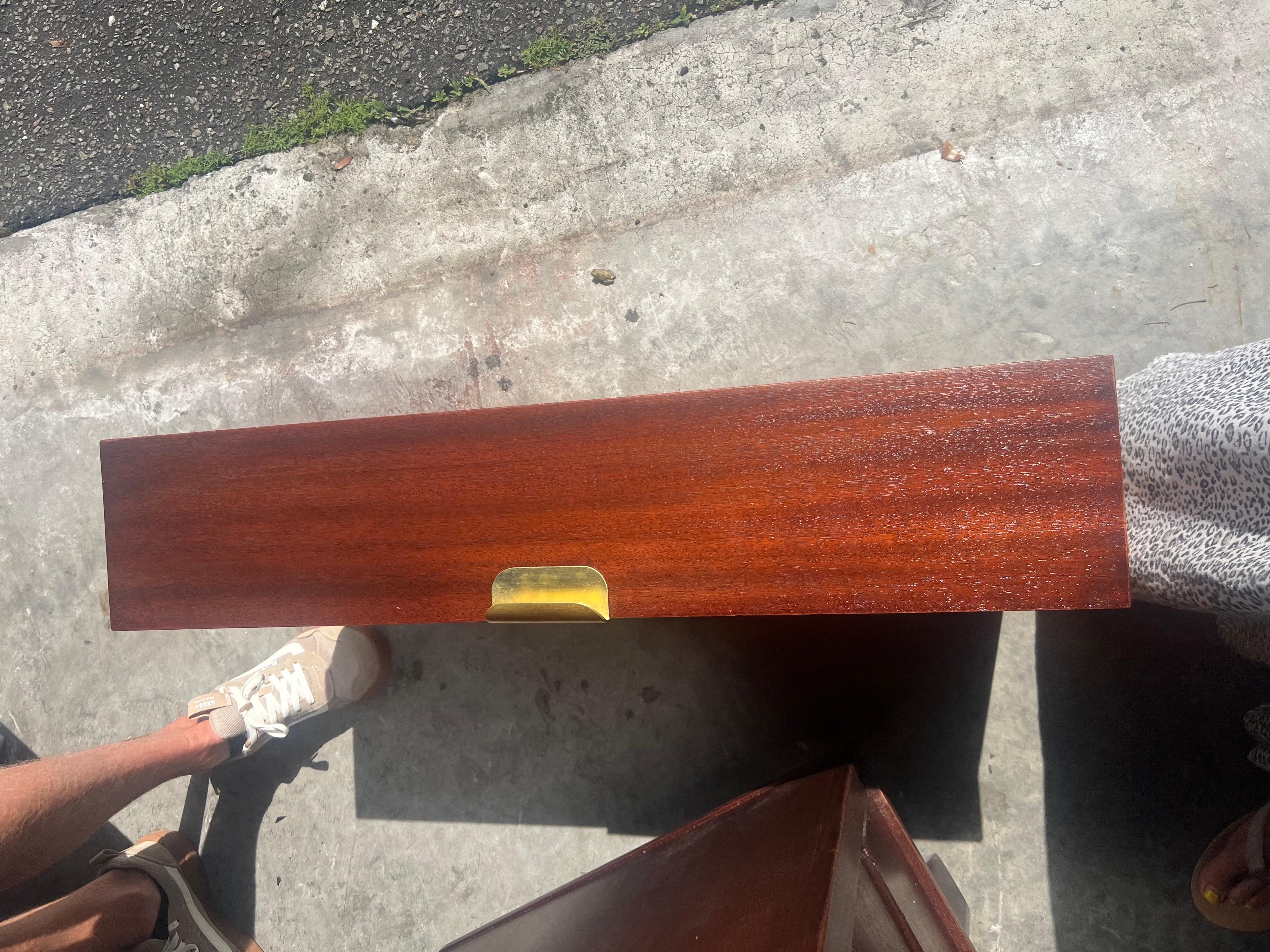 Highboy in mogano e ottone su gambe inclinate Art Deco/Bauhaus degli anni '30 in vendita 1