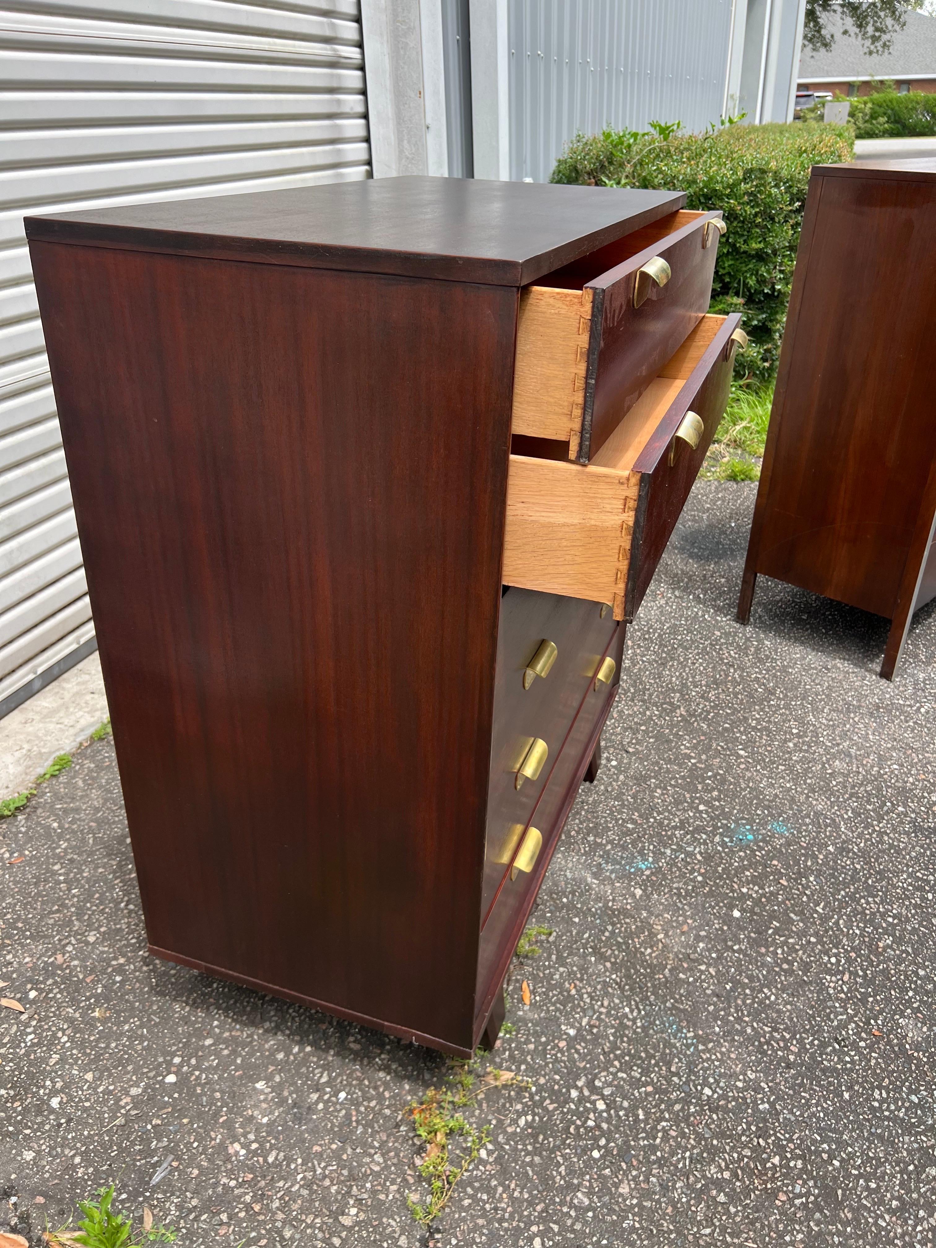 Highboy in mogano e ottone su gambe inclinate Art Deco/Bauhaus degli anni '30 in vendita 3