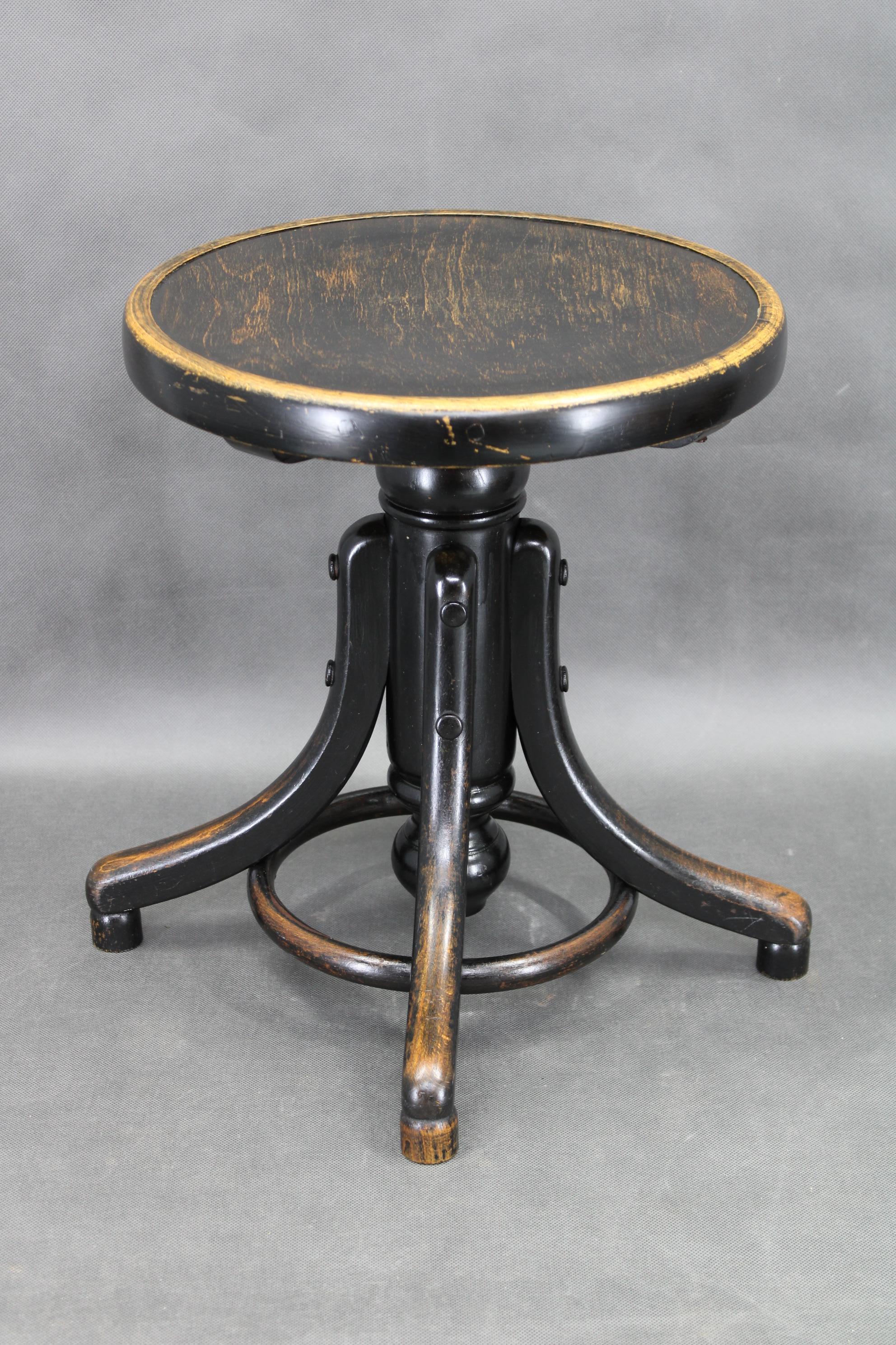 Ein restaurierter, verstellbarer Bugholz-Klavierhocker aus der Tschechoslowakei der 1930er Jahre aus massivem Buchenholz mit einer Sitzfläche aus Buchensperrholz, entworfen im klassischen Thonet-Stil. Dieses elegante Möbelstück zeigt anmutig